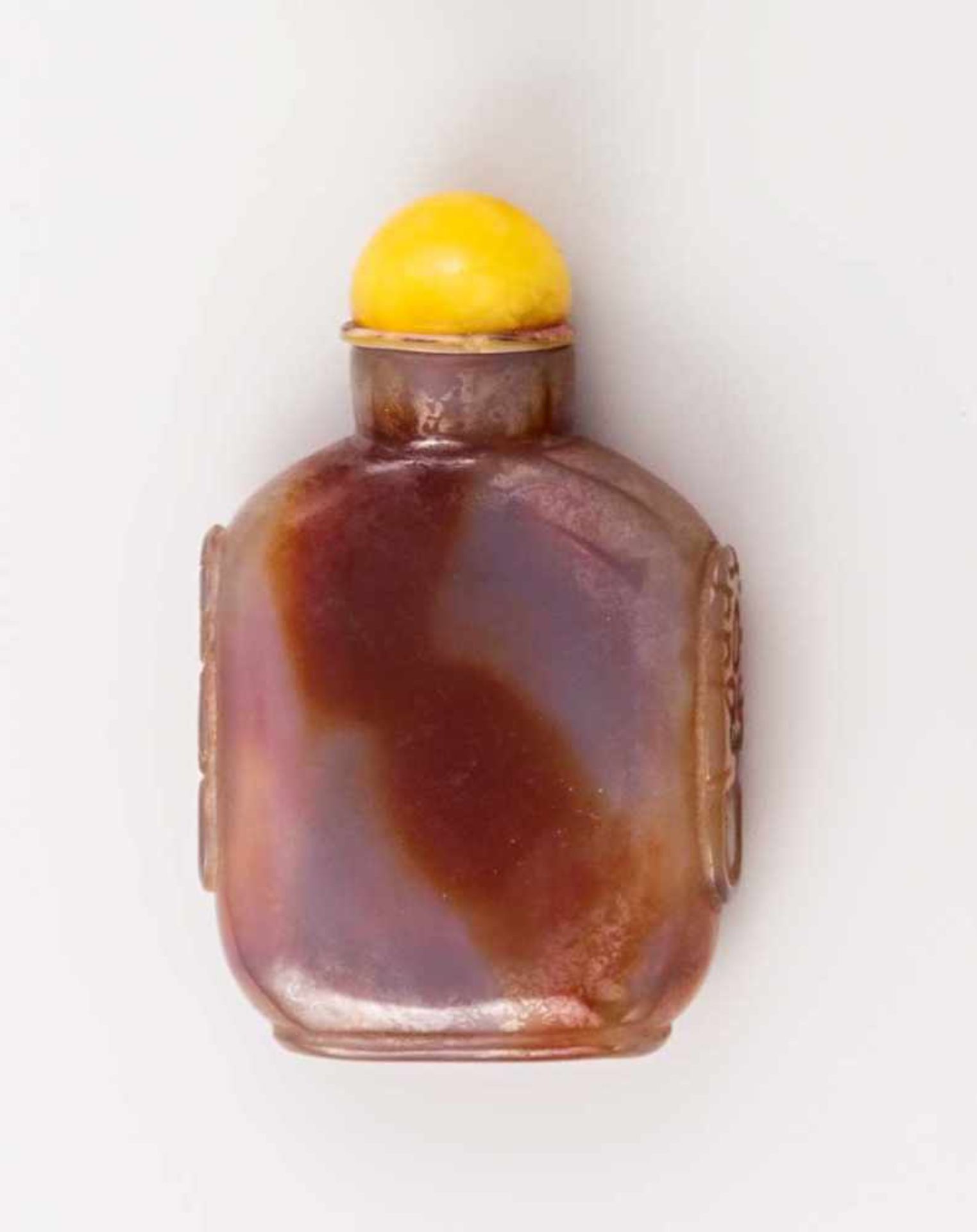 Snuffbottle. Achat, seitlich Relief mit Tao-ti-Masken. Gelber Glasstöpsel. 18./19. Jh. H 8,3 cm