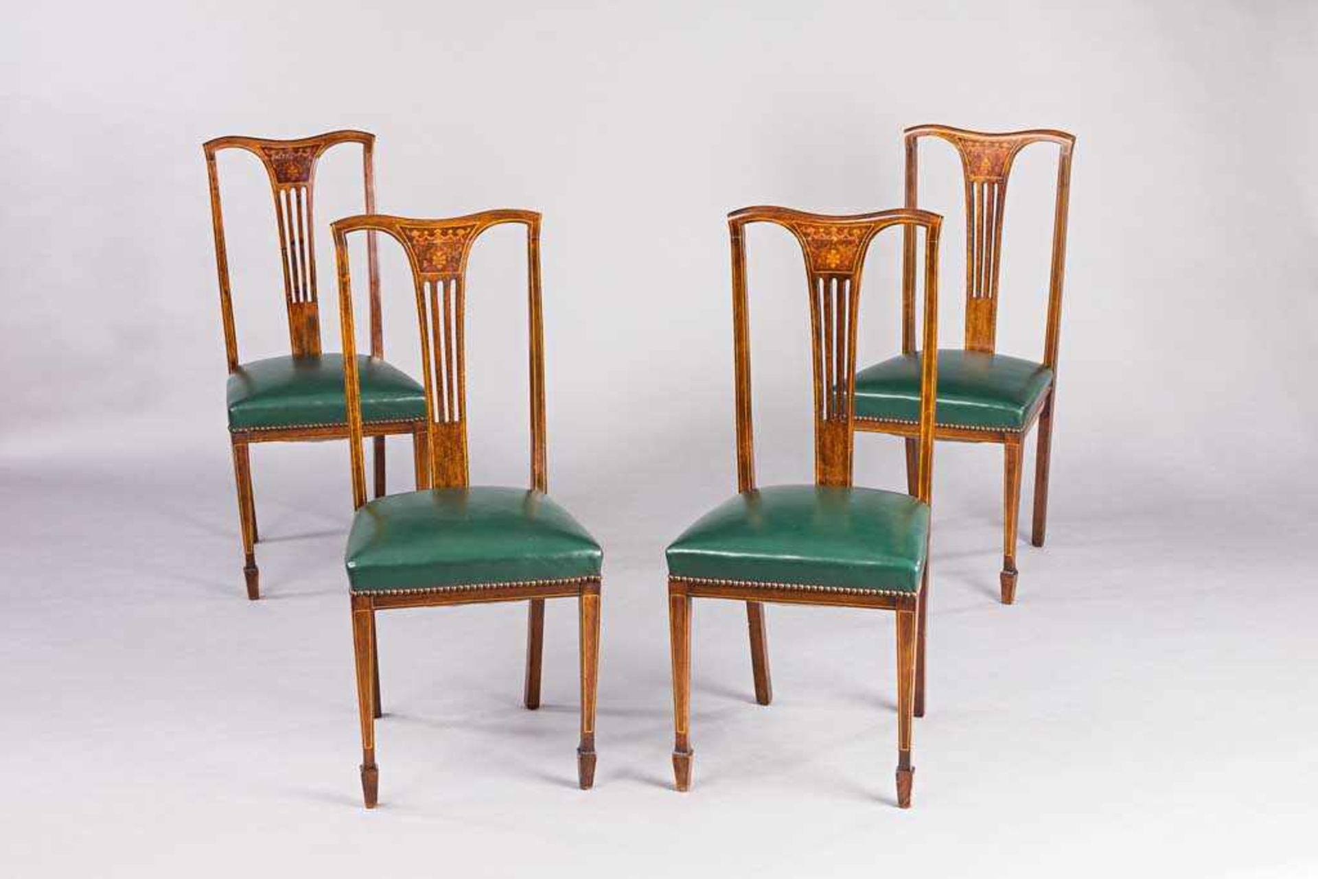 Satz von vier Stühlen. Marqueterie. Mahagoni. Polstersitz. England, um 1900. H 96 (46) cm