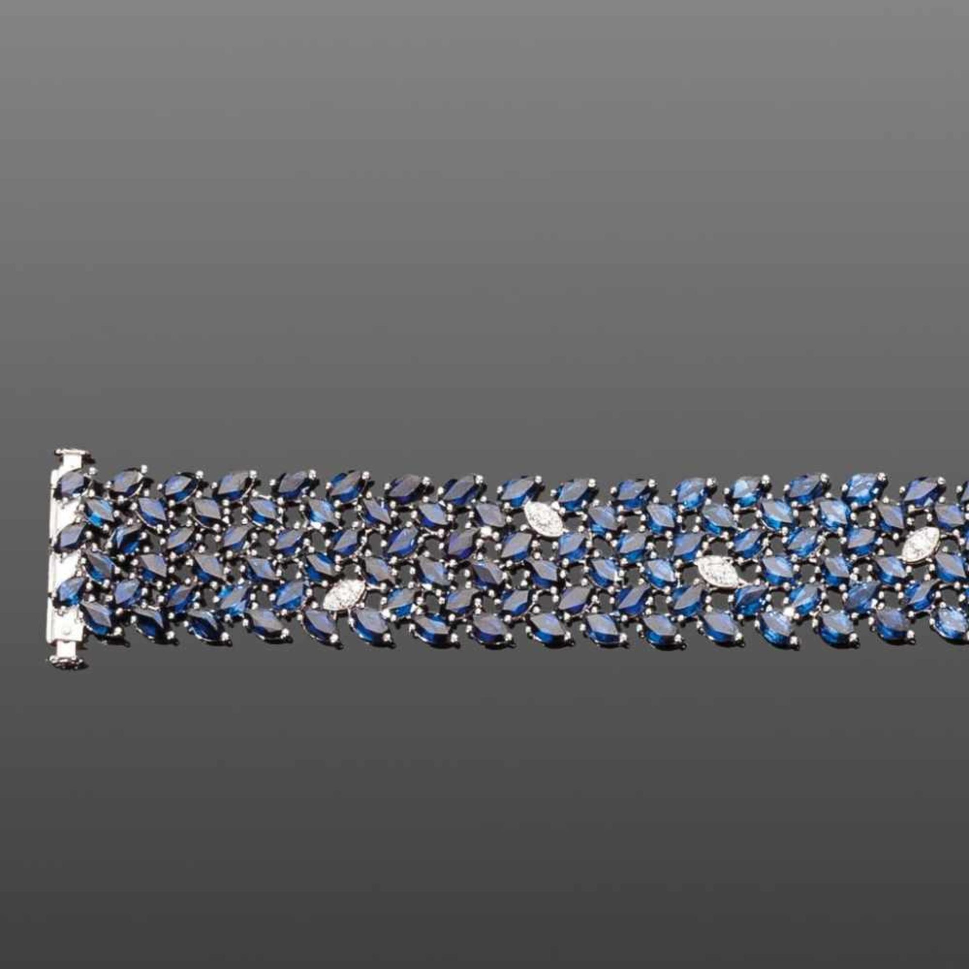 Feines Saphirarmband. Blaue Saphirnavetten ca. 48,71 ct. Kleine Brillanten ca. 0,30 ct. Fassung 18