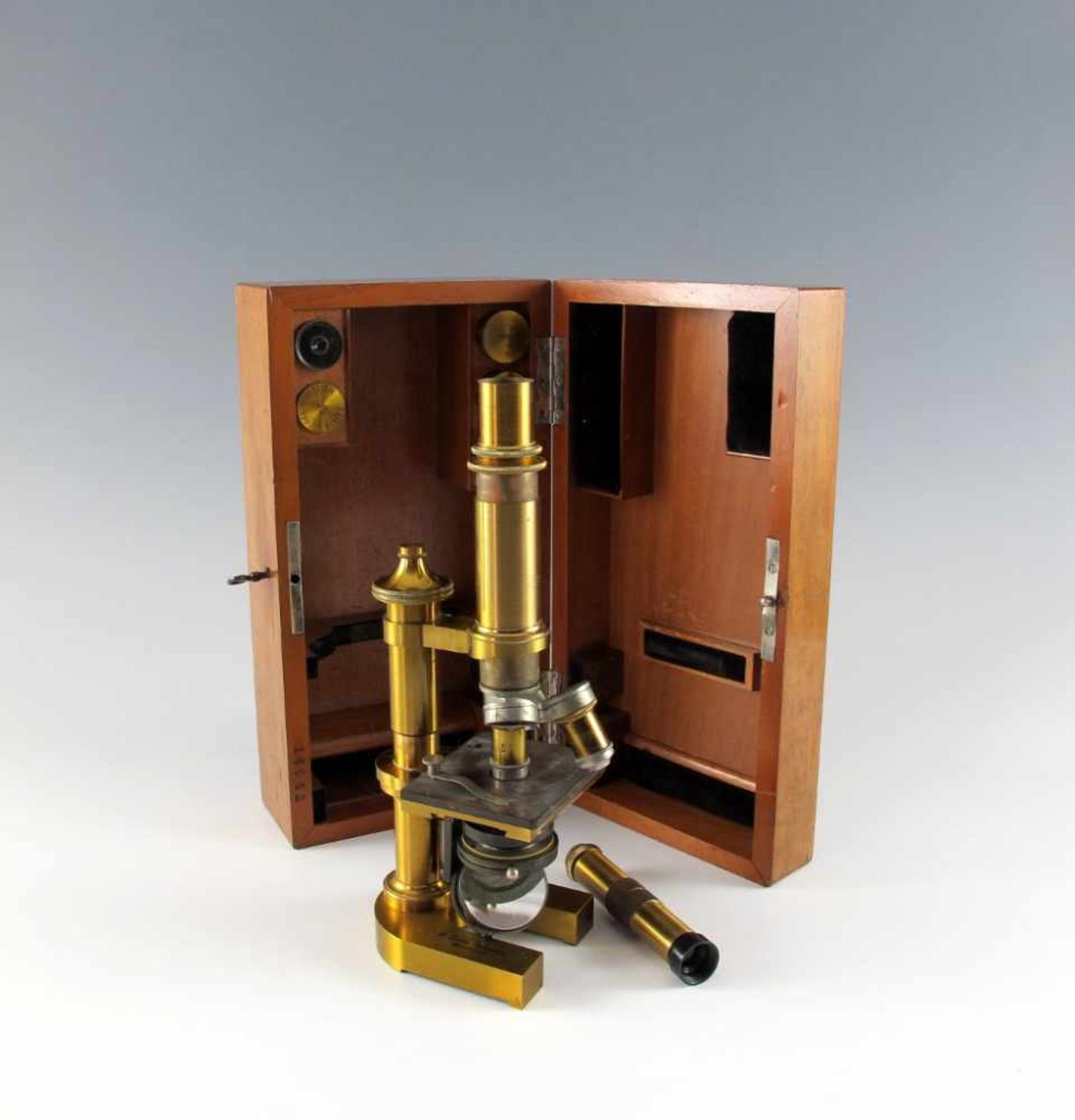 Mikroskop Leitz Wetzlar No. 16042 mit zugehöriger hölzerner Transportbox. Monokular. Massives