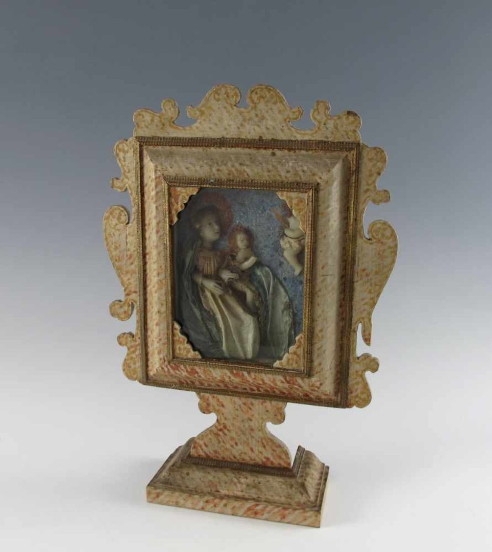 Wachsrelief in Altarständer. Maria mit Jesuskind. Anf. 19. Jh. Gesamth. 47,5 cm