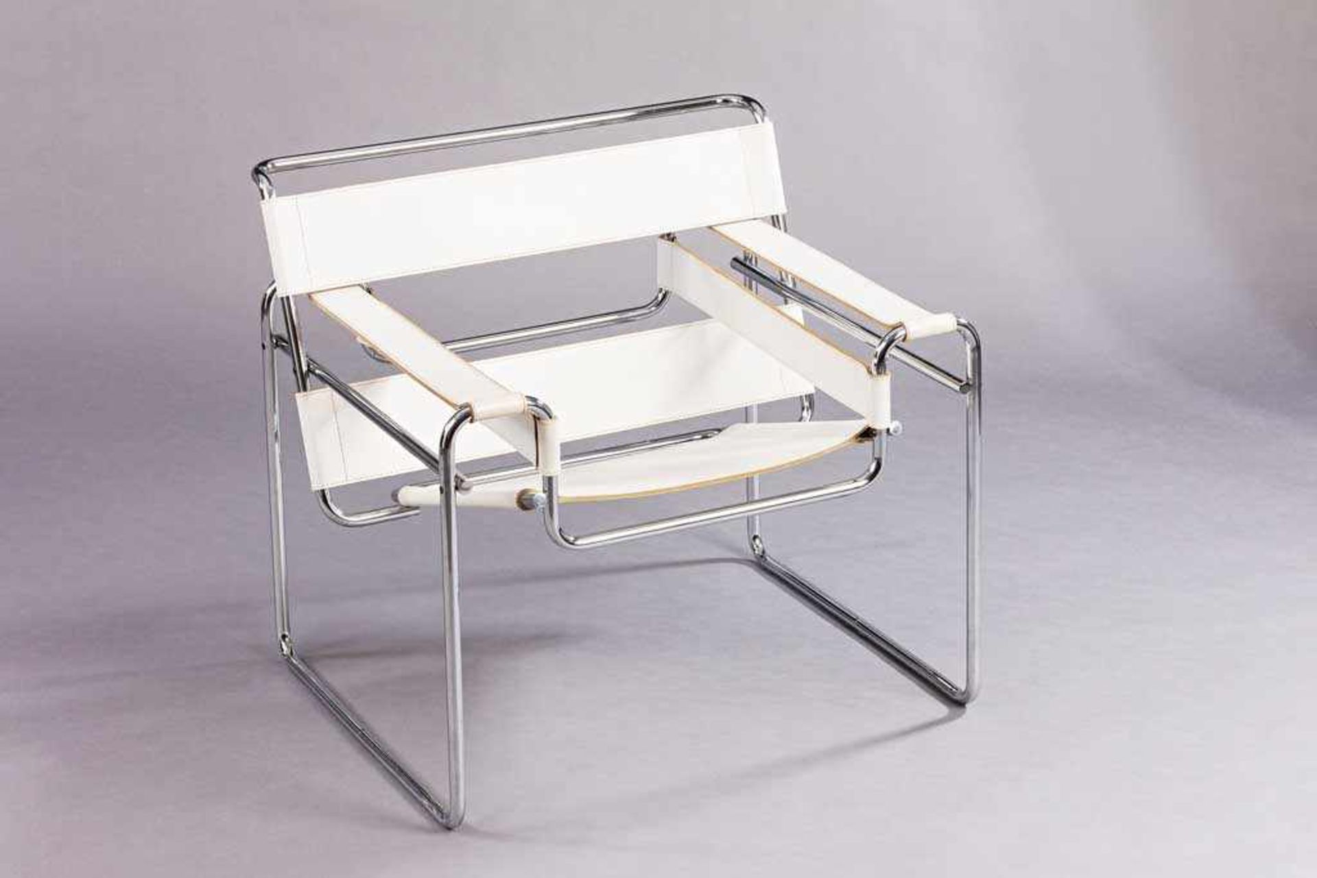 Wassily Chair. Weißes Leder und Stahlrohr. 73 x 76 x 64 cm