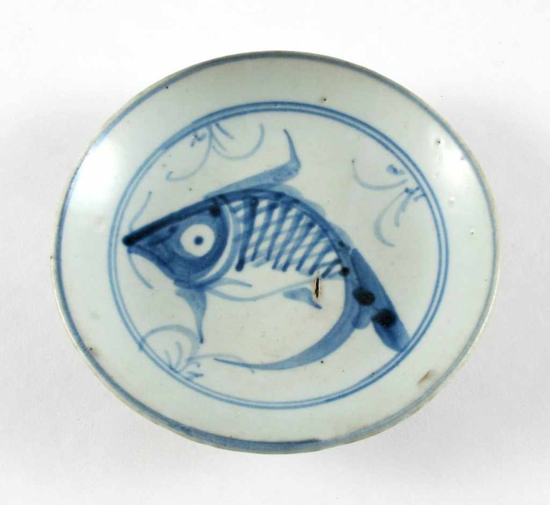 Drei div. kleine Teller. Unterglasurblaue Bemalung mit Fischen. China, späte Ming-Dynastie, um 1600. - Bild 2 aus 3