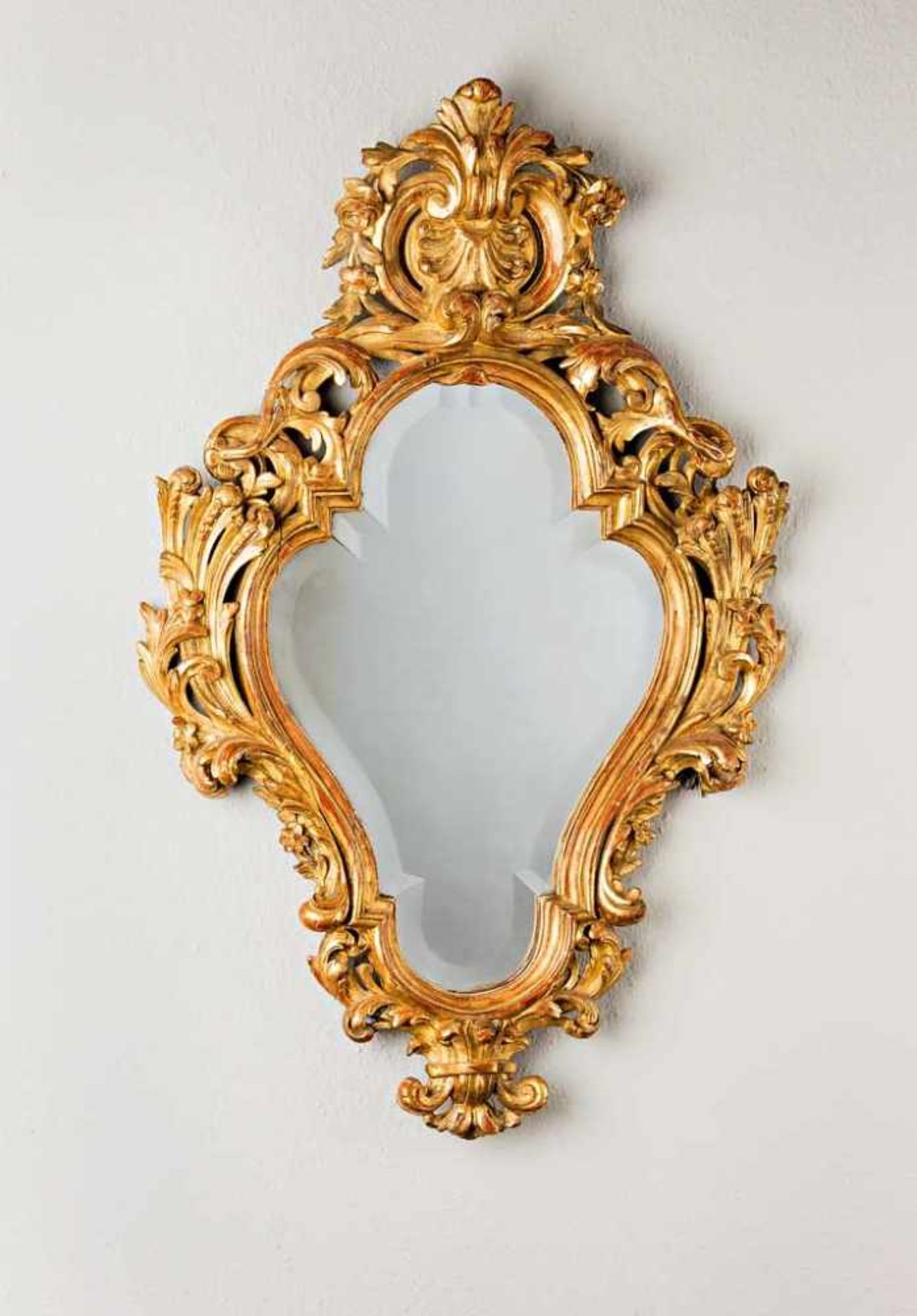 Spiegel im venezianischen Rokokostil. Vergoldet. 19./20. Jh. 100 x 62 cm