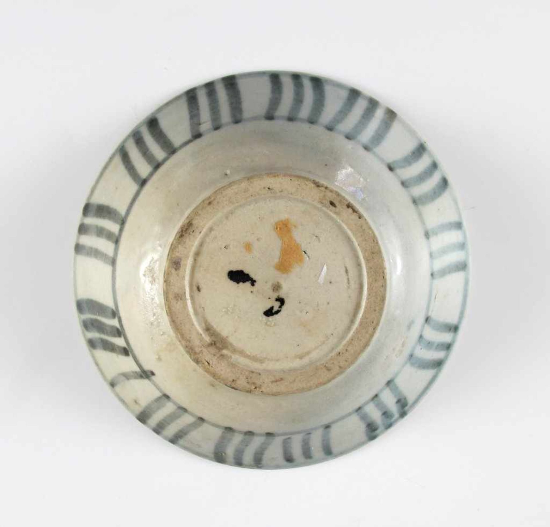 Ming-Kumme. Unterglasurblaue Bemalung. China, 16. Jh. Ø 12,5 cm - Bild 3 aus 3