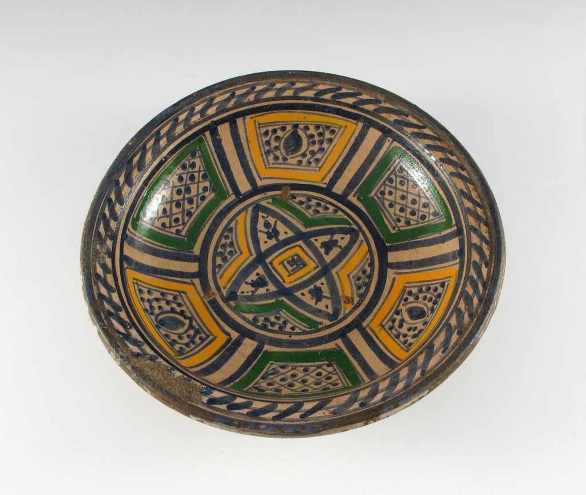Tiefe Keramikschale mit polychromem geometrischem Dekor. Spanien, 19. Jh. Ø 30 cm - Bild 2 aus 2