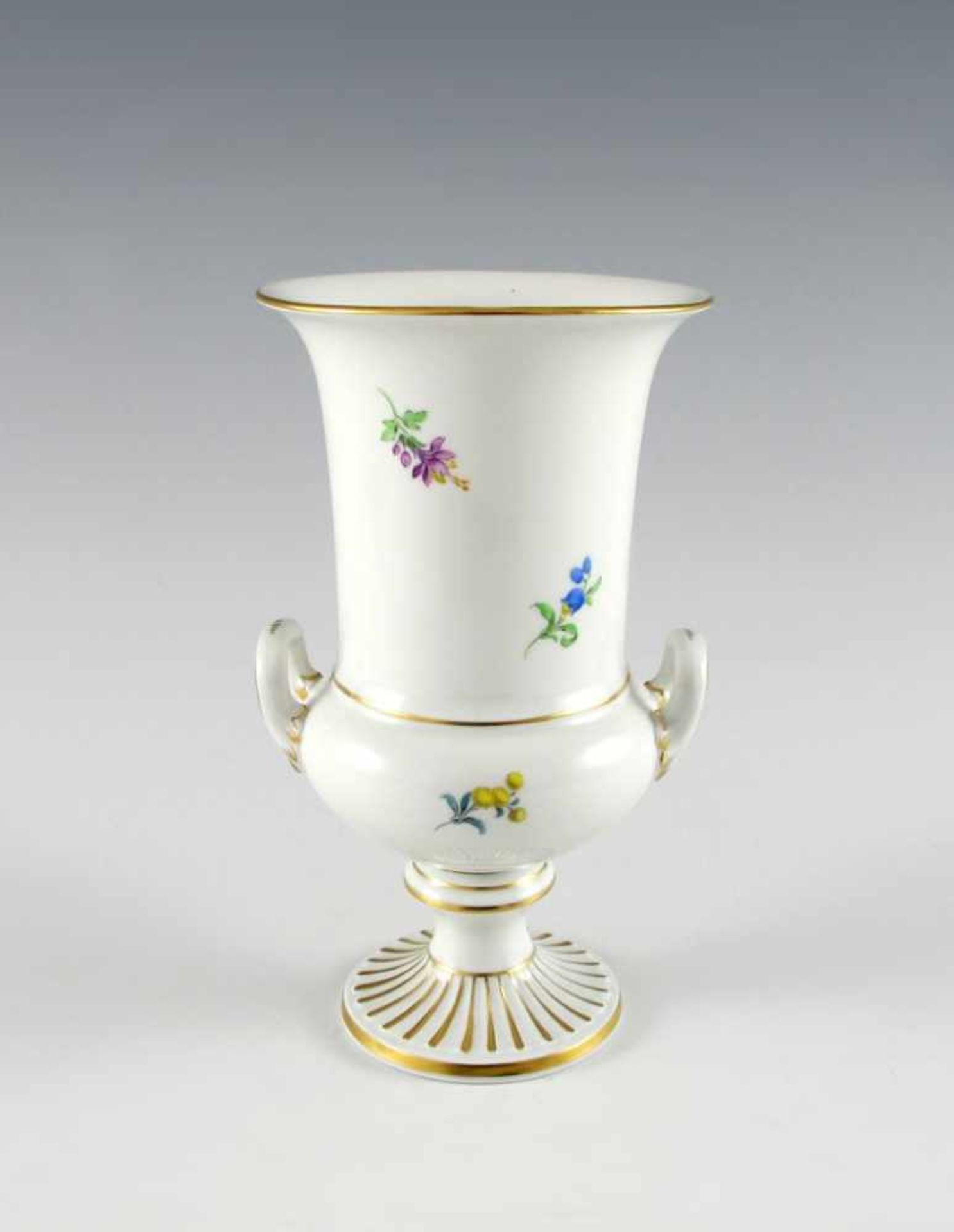 Vase. Balusterform mit zwei Henkeln. Polychrome Blüten. Goldstaffage. Blaue Schwertermarke - Bild 2 aus 2