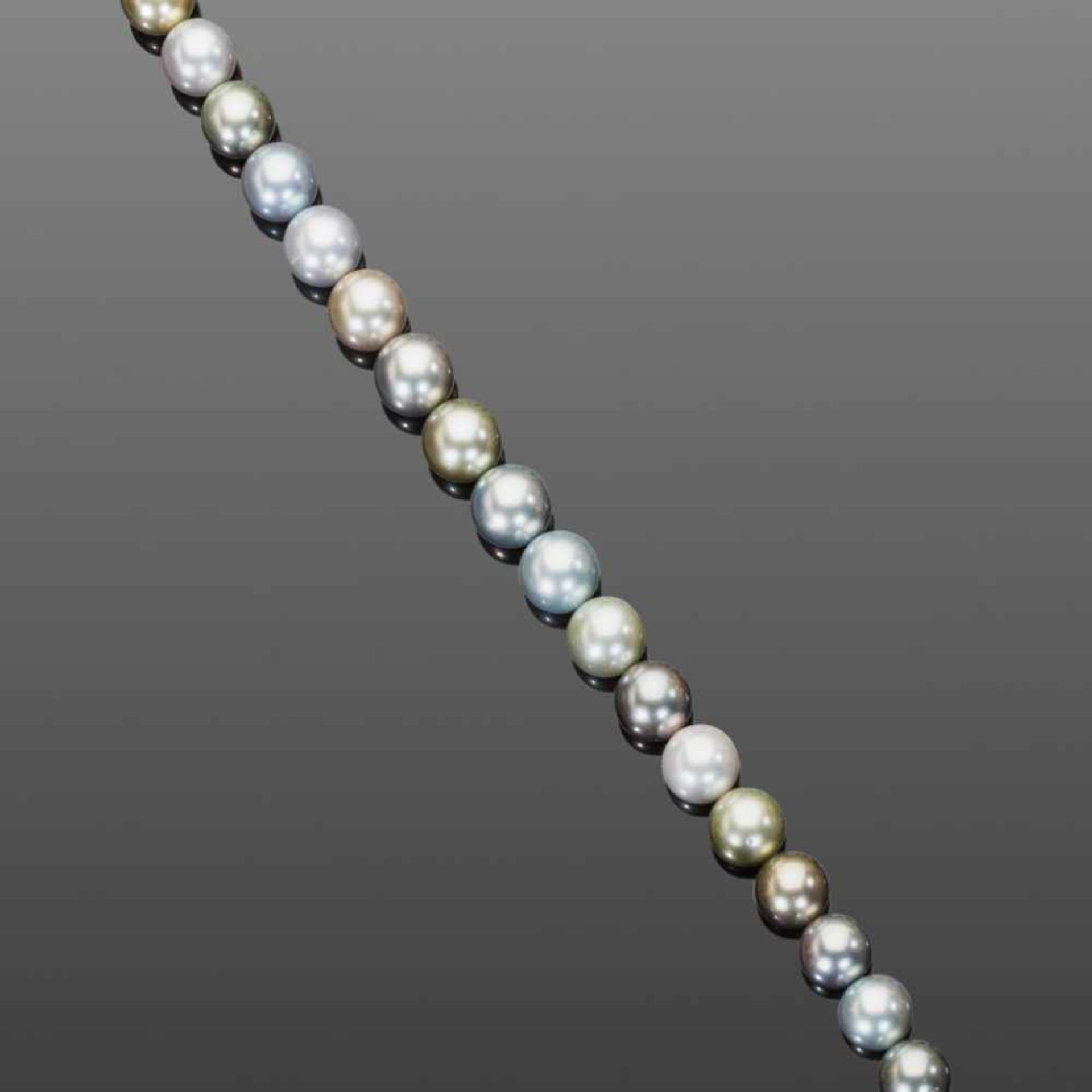 Tahiti-Zuchtperlenstrang. 35 hochfeine Perlen in fein abgestimmten Grau- und Silbertönen. Leichte