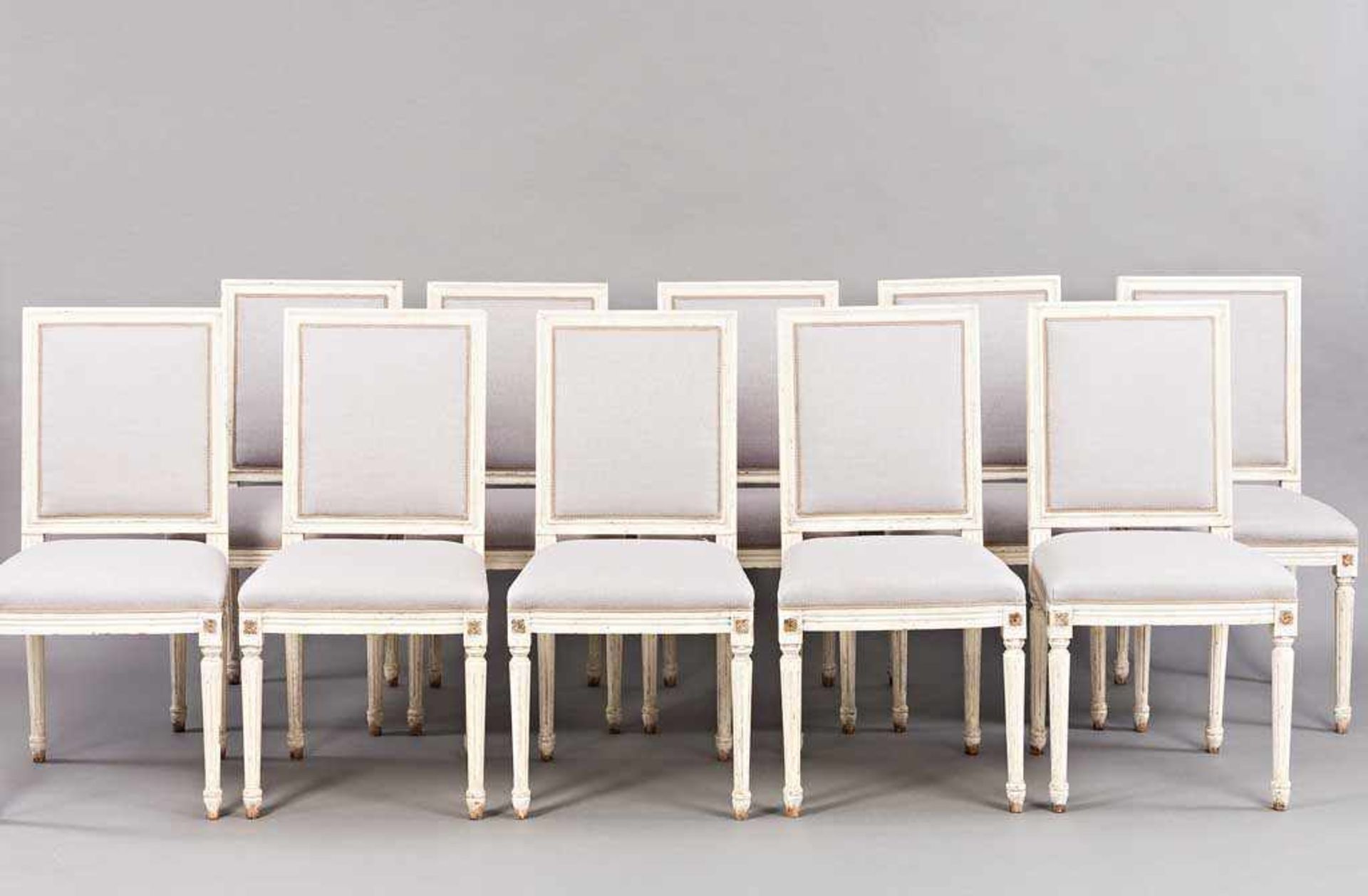 Satz von zehn Stühlen im Louis-Seize-Stil. Weiß gefasst. Neuwertig gepolstert und bezogen. H 99 (47)