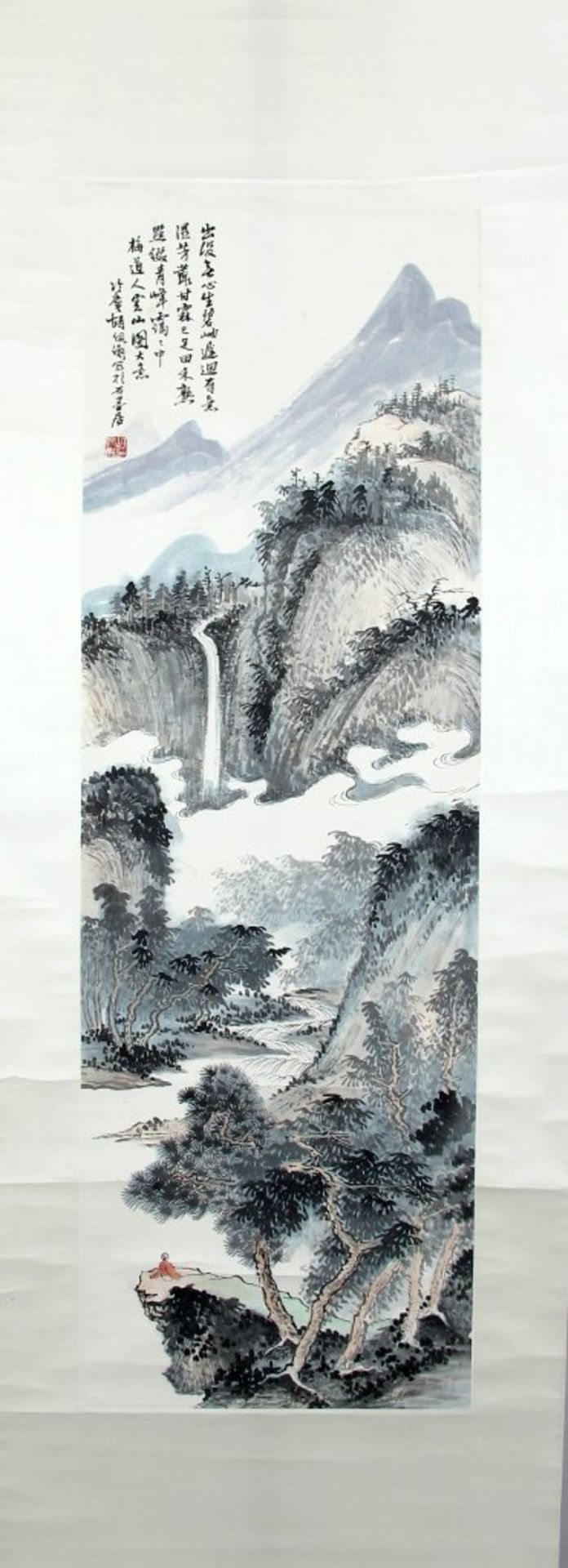 Rollbild. Sign. Hu Peiheng. Südchinesische Berglandschaft. Lange Legende. 105 x 33 cm