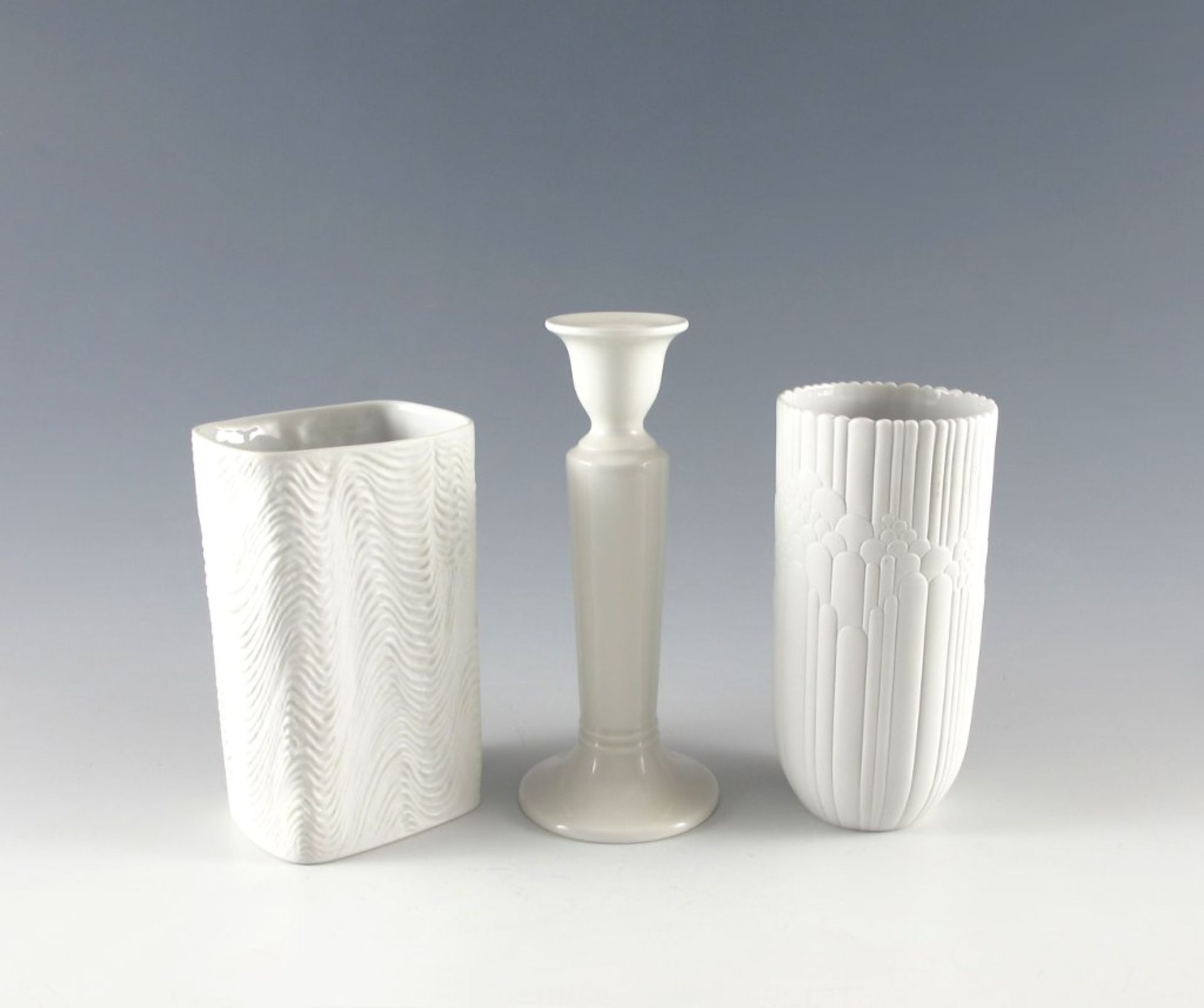 Rosenthal-Konvolut: Kerzenleuchter und zwei Vasen. Monochrom weiß. Leuchter H 21 cm