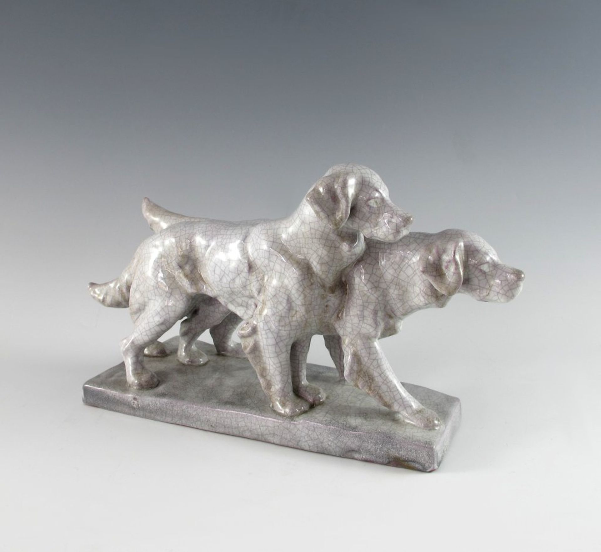 Zwei Setter als Figurine. Monochrom graue Glasur mit Krakelee. Staatl. Majolika-Manufaktur