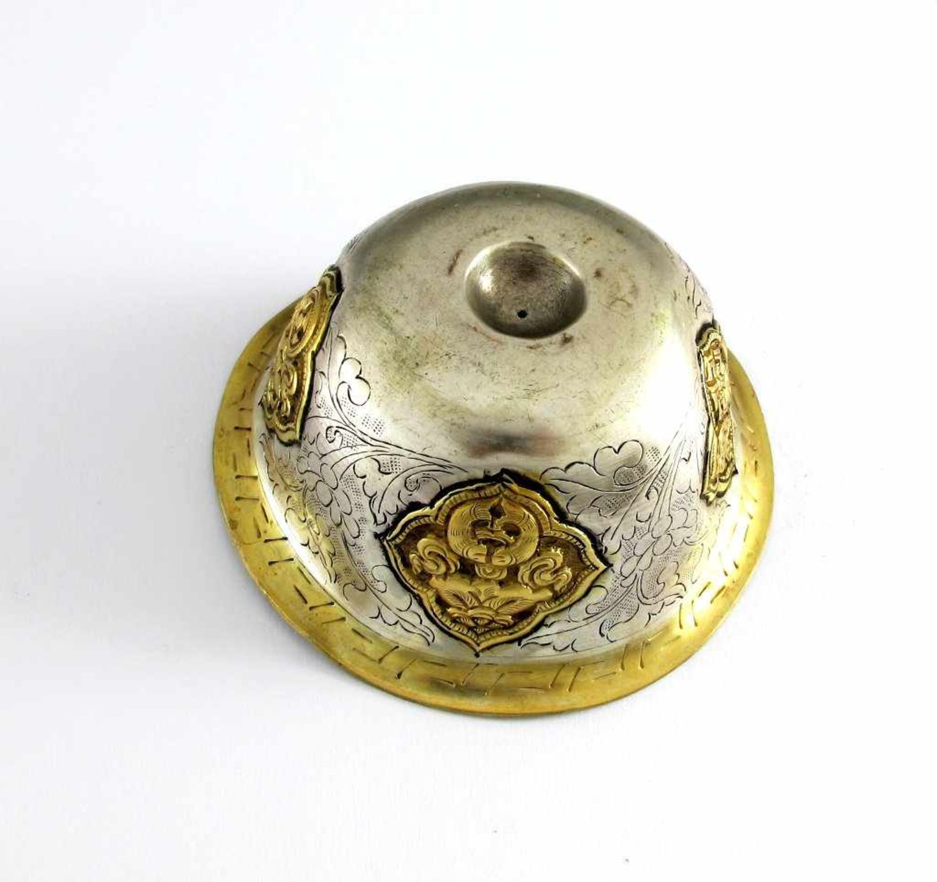 Silbernes Butterteeschälchen mit vier vergoldeten buddhistischen Emblemen. Tibet. Ø 8 cm. 58 g - Bild 3 aus 3