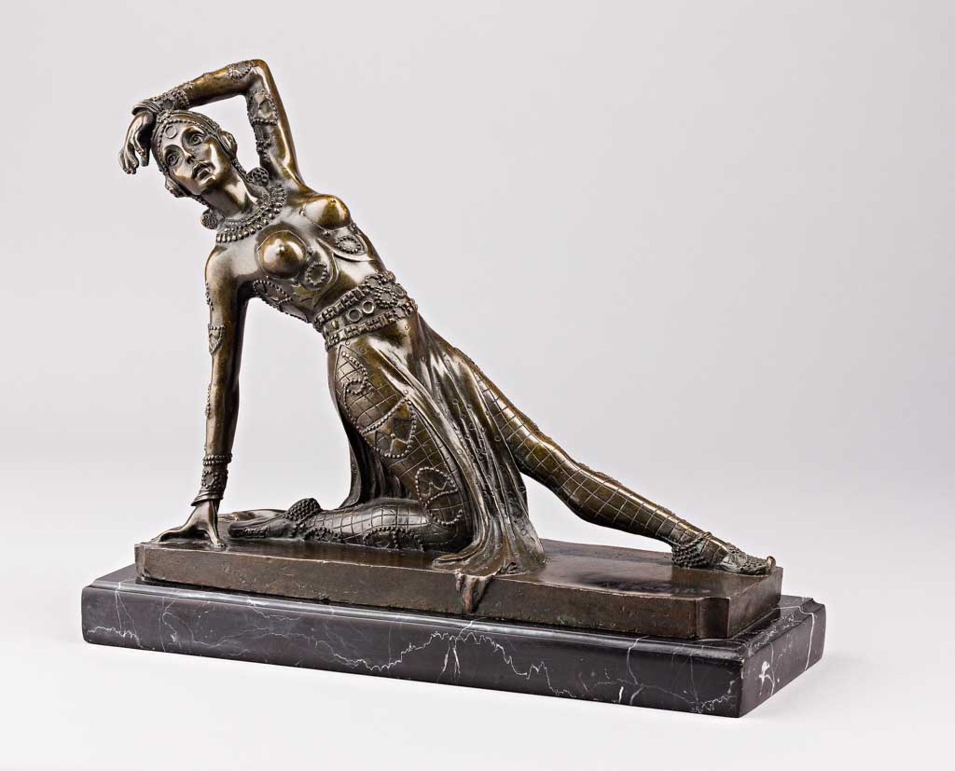 Agathon Léonard. 1841 Lille - 1923 Paris. Bez. Ägyptische Tänzerin. Bronze auf rechteckigem