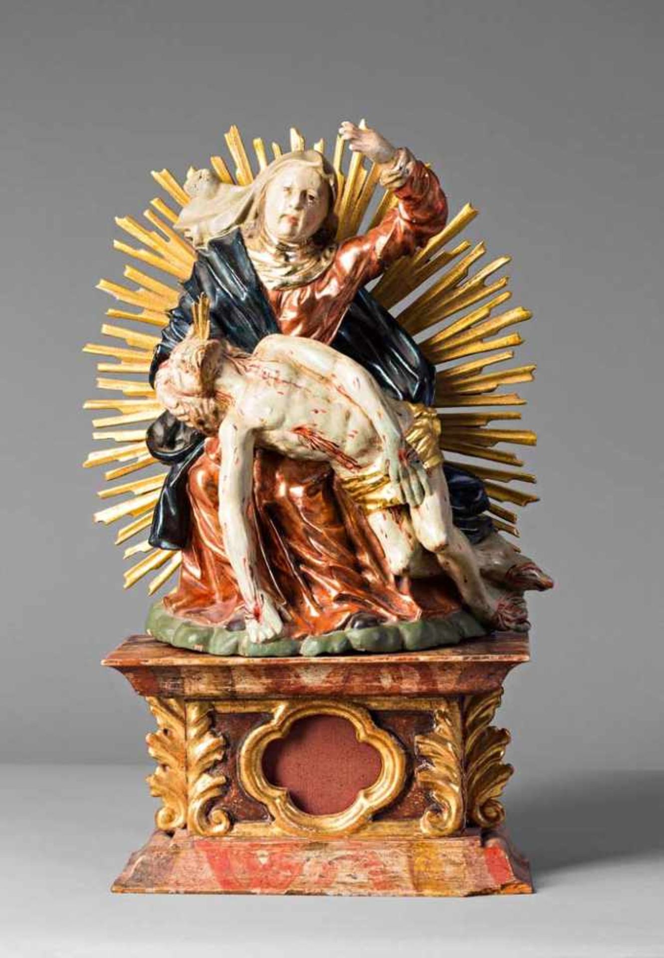 Pietà. Vesperbild in barockem Duktus. Polychrom gefasst. 18./19. Jh. H 30,5 cm. Dazu Sockel und