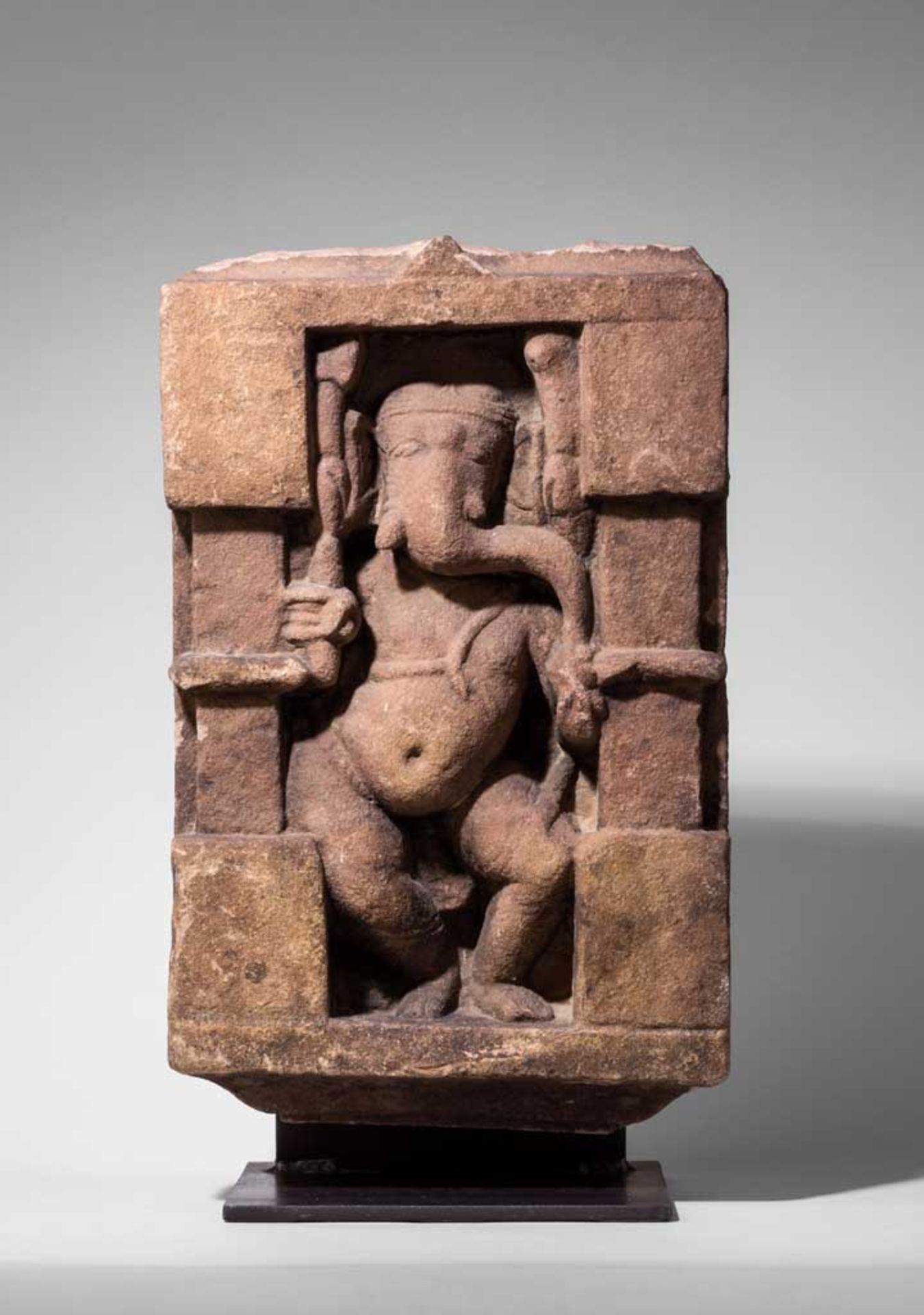 Ganesha-Relief. Der dickbäuchige elefantenköpfige Gott in eine Marmornische geschmiegt. In den