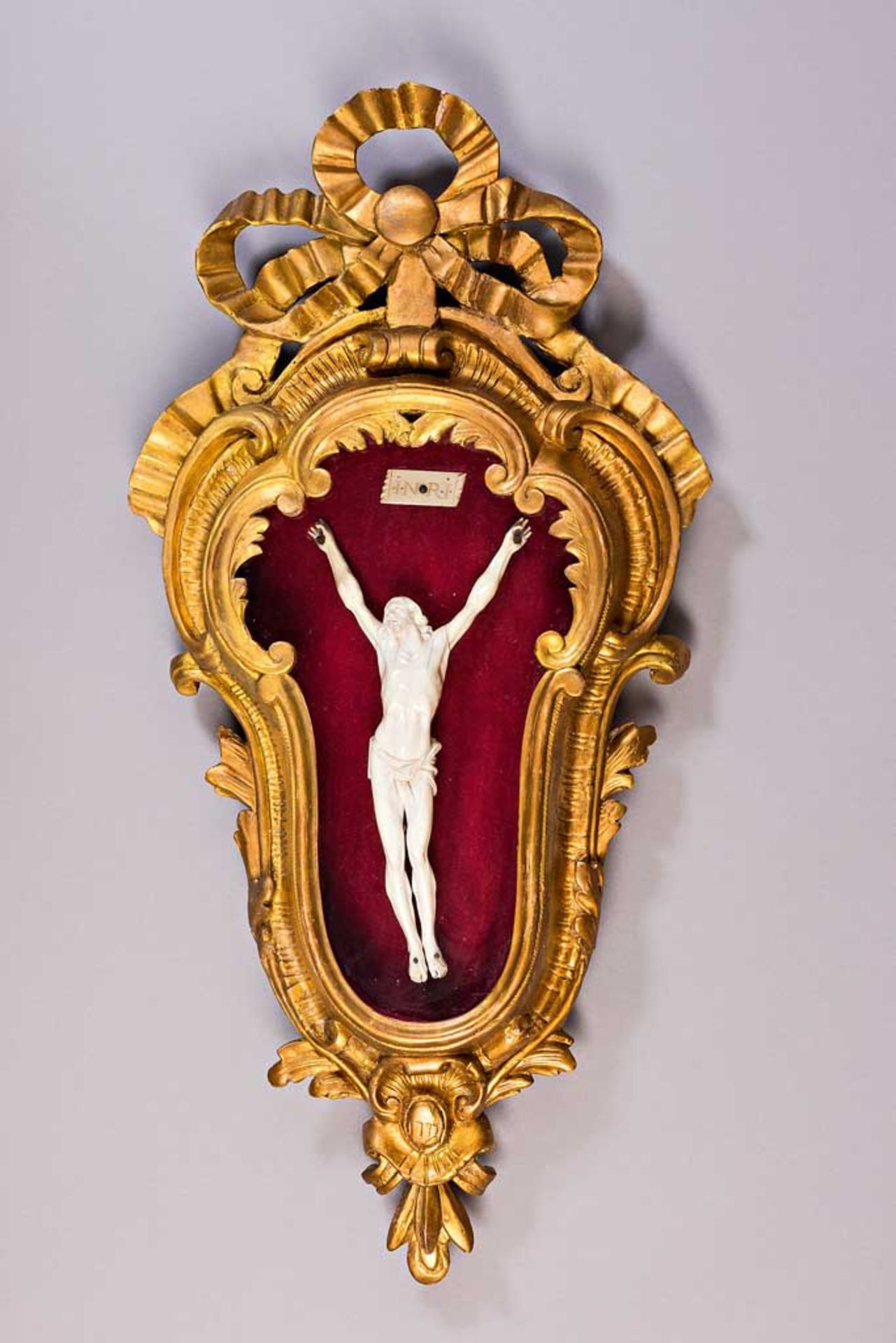 Elfenbein-Kruzifixus. Viernageltypus. 18. Jh. H 26 cm. In verglastem Volutenkästchen, Gesamthöhe