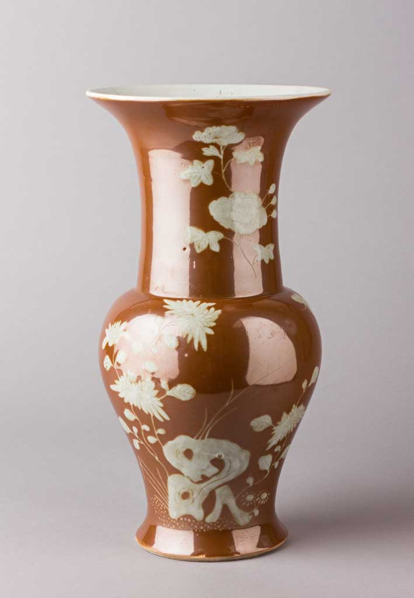 Balustervase. Café-au-lait-Glasur, weiß abgesetzt mit Astwerk und Blüten. China, Qing-Dynastie. H 34