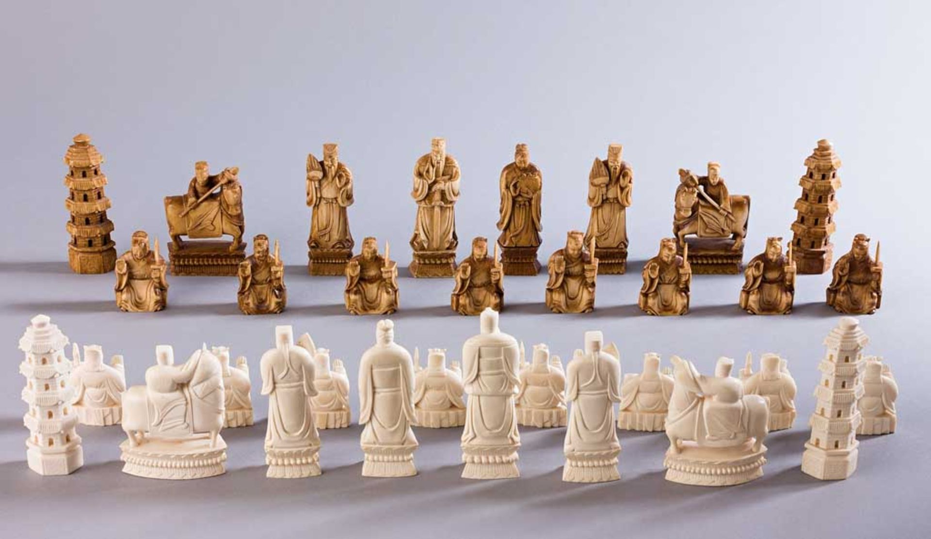 Elfenbein-Schachspiel. 16 braune und 16 weiße Figuren. China, um 1920. H bis 10,5 cm