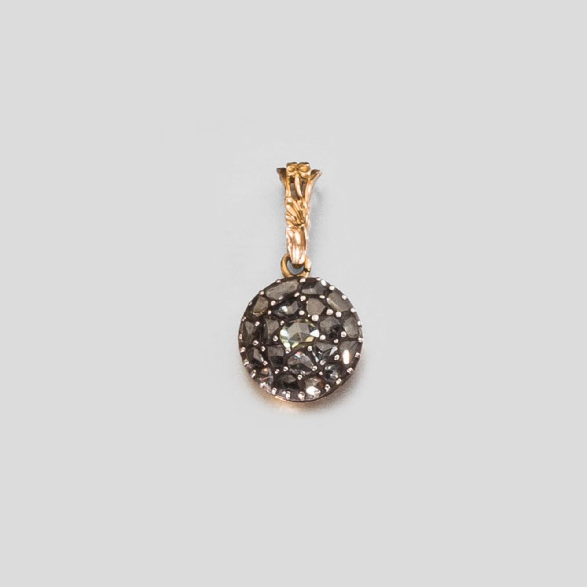 Diamantanhänger. Diamantrosen in Pavé-Fassung. GG und Silber. Um 1900. H 3 cm