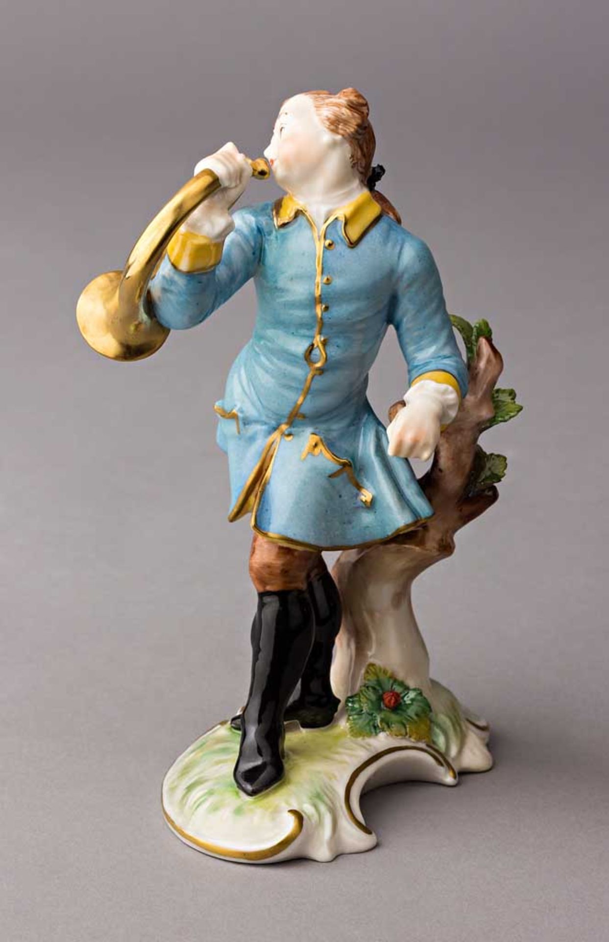 Hornist auf Landschaftssockel. Polychrom staffierte Figurine. Nymphenburg, nach 1900. H 16 cm