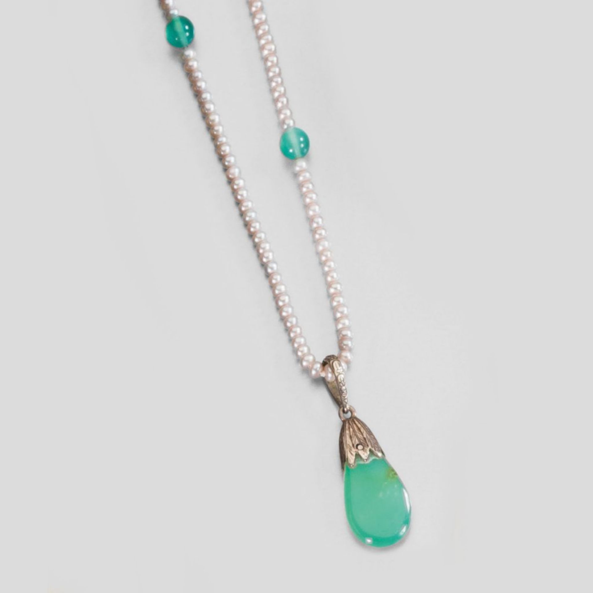 Jugendstil-Chrysopras-Anhänger an Perlenkette mit Chrysoprasen. Anf. 20. Jh. Kette später.