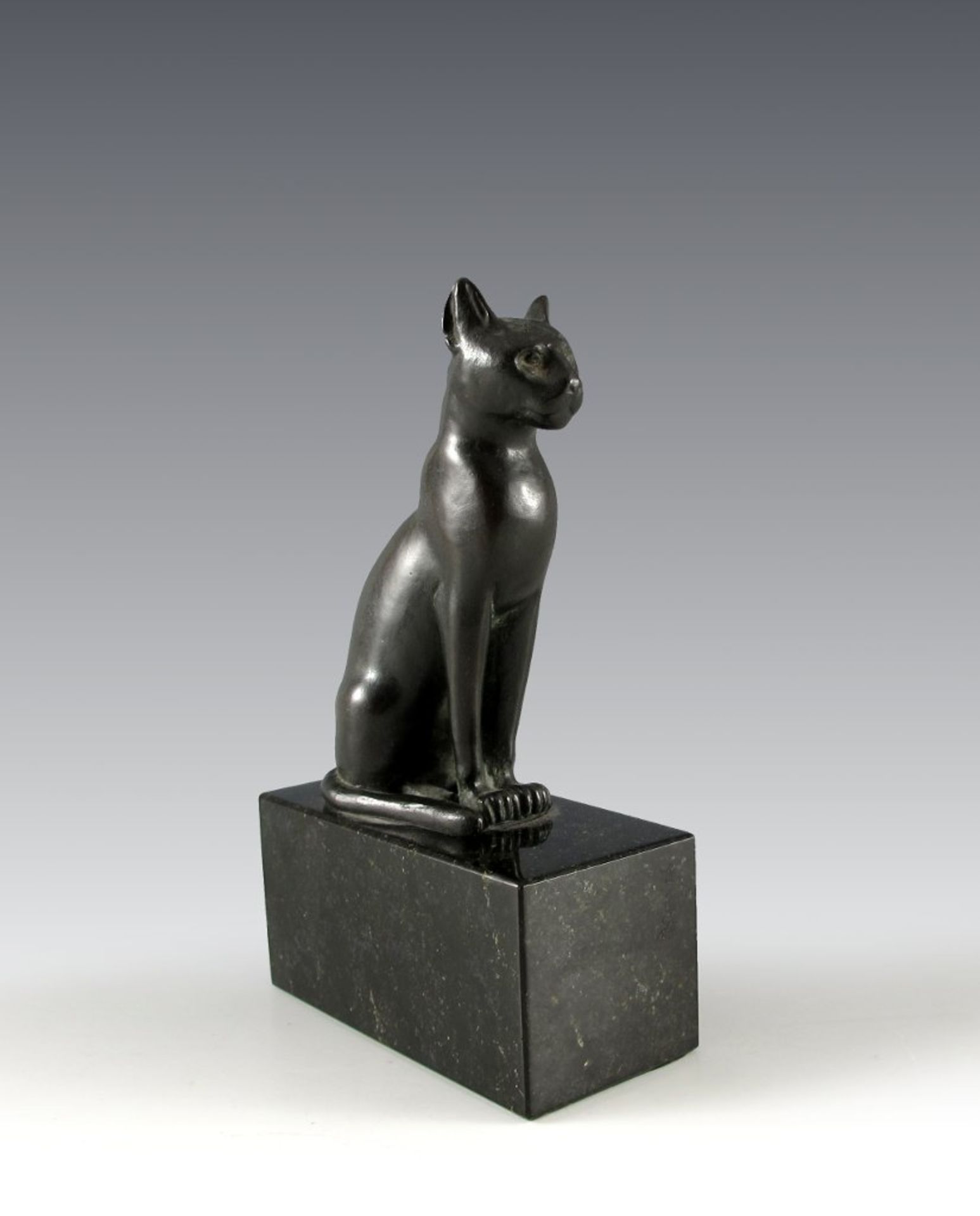 Museumsreplik "Katze der Göttin Bastet". Bronze. Ende 19. Jh. Auf Steinsockel, Gesamthöhe 17 cm