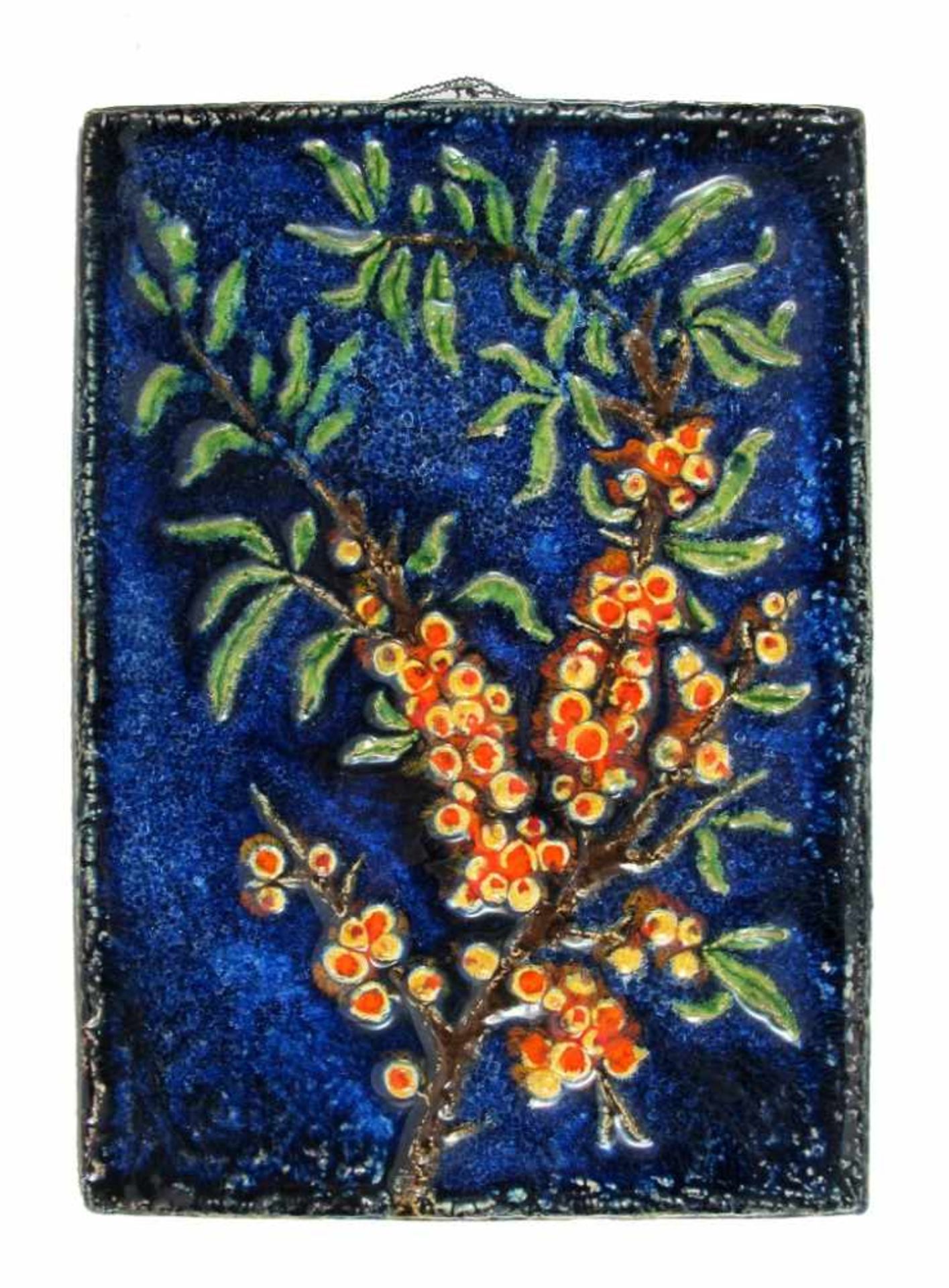 Wandbild. Relief mit Beerenzweigen, polychrom vor dunkelblauem Hintergrund. Staatliche Majolika-