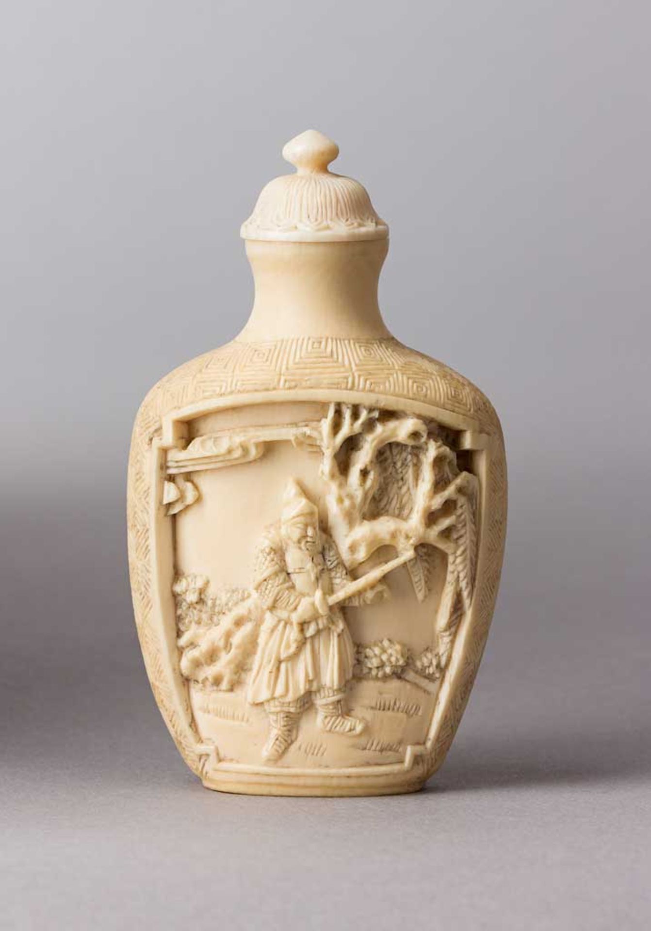 Elfenbein-Snuffbottle. Reliefs mit Kriegern. China, Ende 19. Jh. H 7 cm