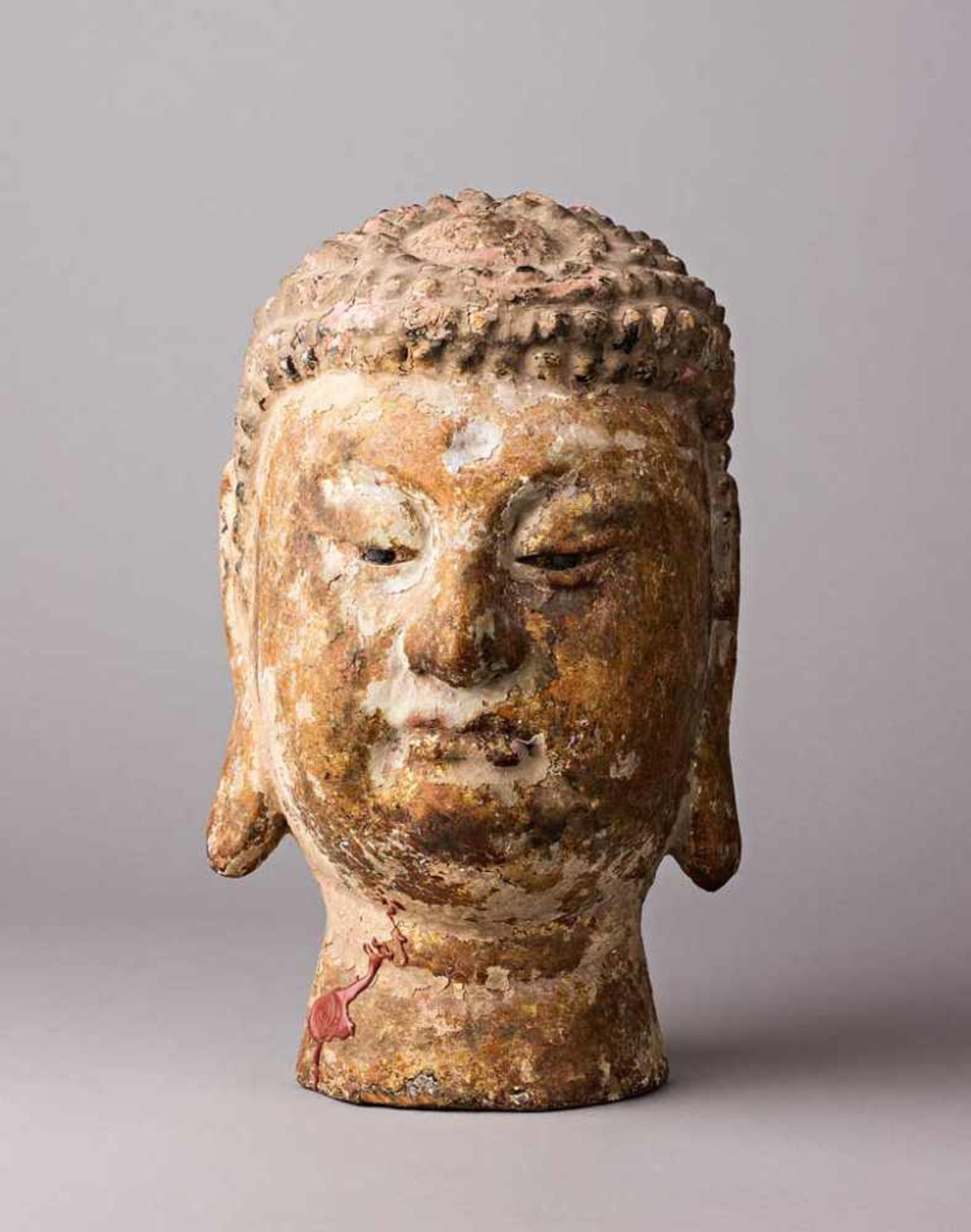 Buddha-Kopf. Holz mit Resten von Fassung. China. H 34 cm