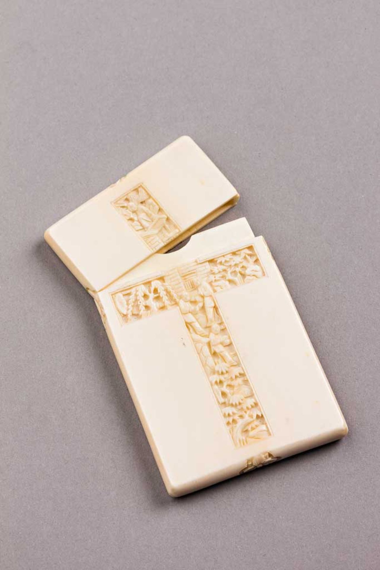 Elfenbein-Visitenkarten-Dose. Auf Vorder- und Rückseite Reliefschnitzerei in Kreuzform mit