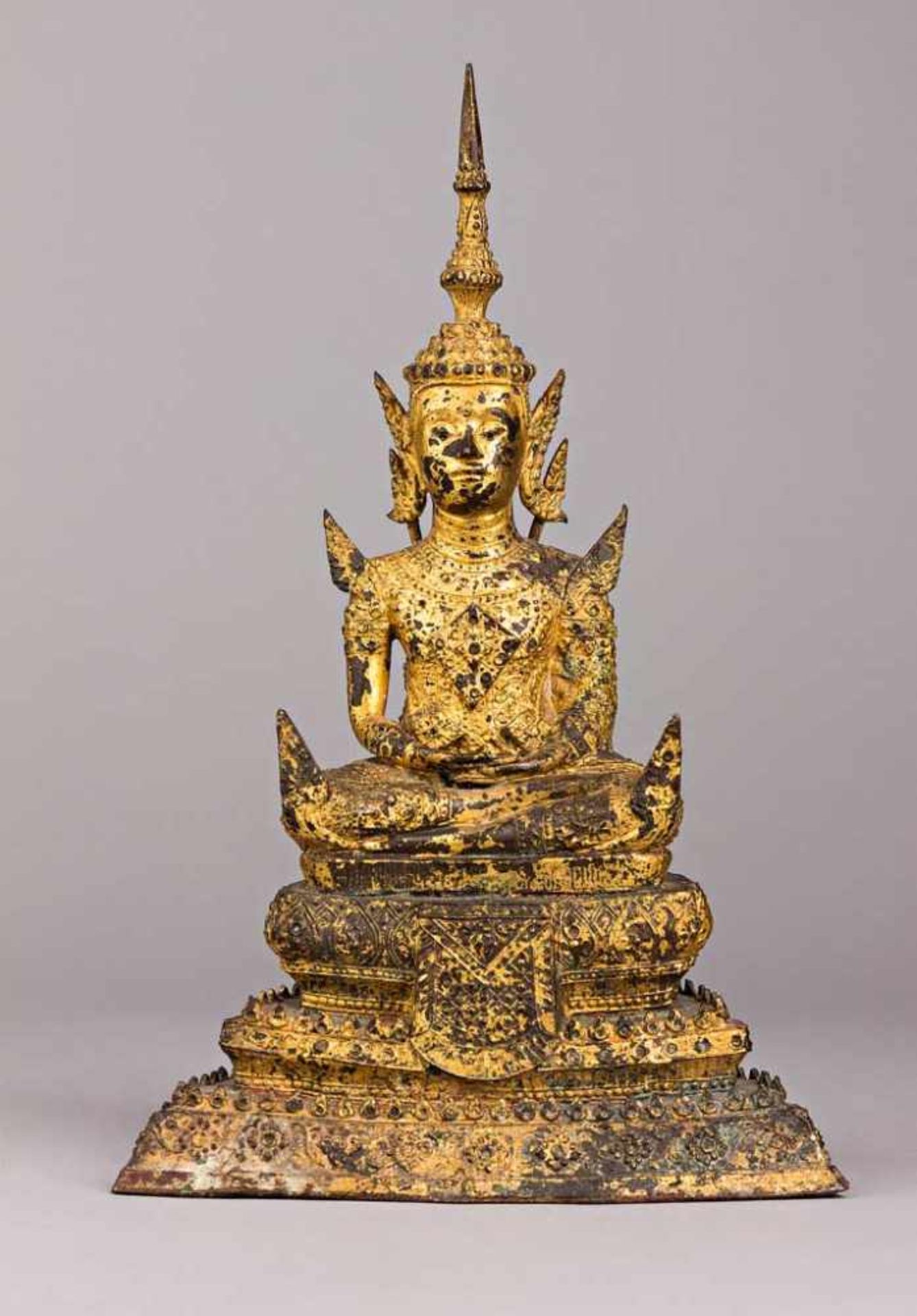 Sitzender Buddha auf getrepptem Thronsockel. Dhyana Asana und Mudra. Bronze vergoldet. Siam,