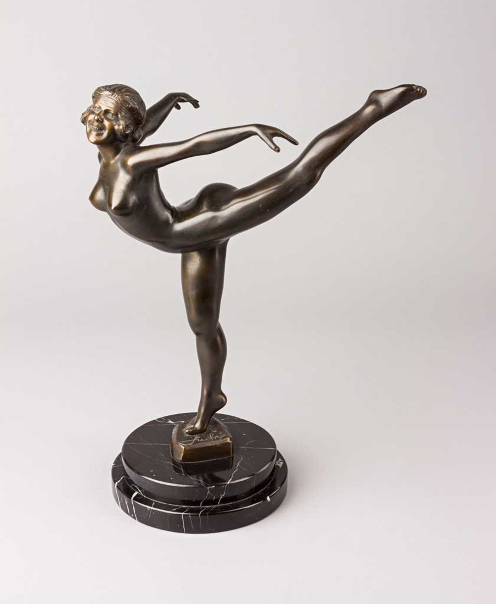 Emil Fuchs. 1866 Wien - 1929 New York. Bez. Tanzender weiblicher Akt. Bronze, auf runder