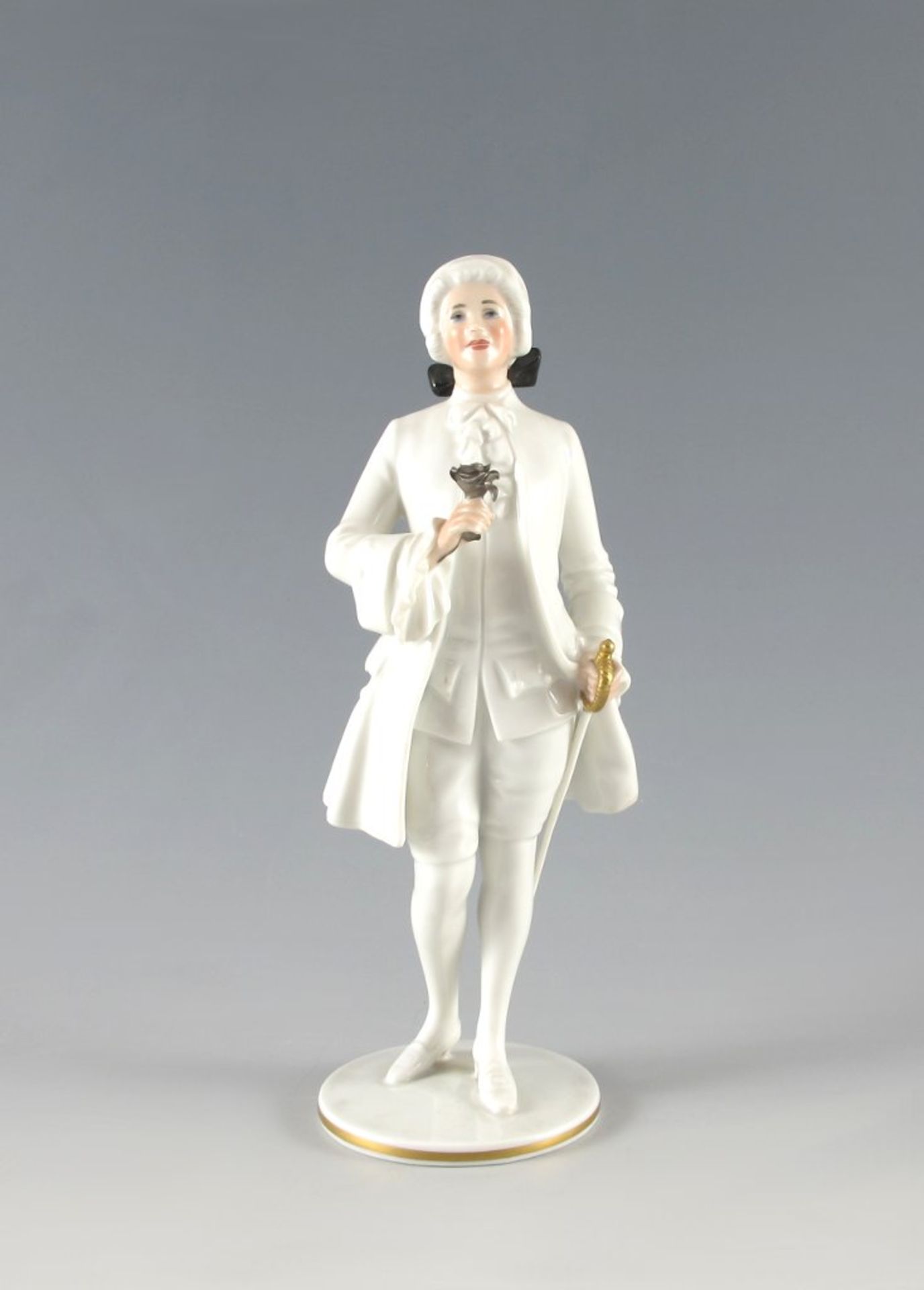 Rosenkavalier im Habit des 18. Jh. Leicht staffierte Figurine. Augarten Wien, 20. Jh. H 21 cm