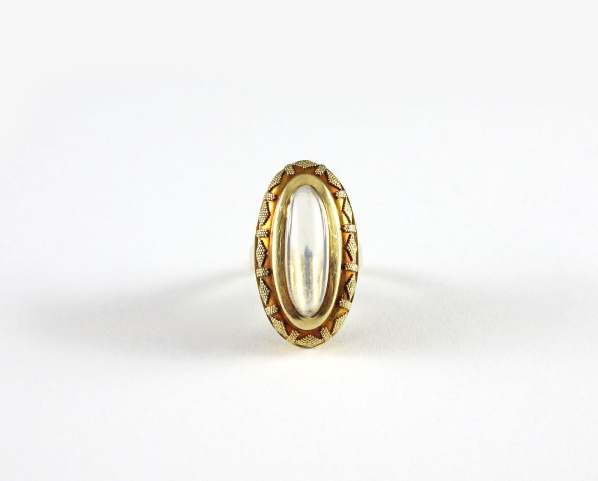 Feiner Mondsteinring. Oval geschliffener Mondsteincabochon mit granulierter Zierkante. 14 ct. GG