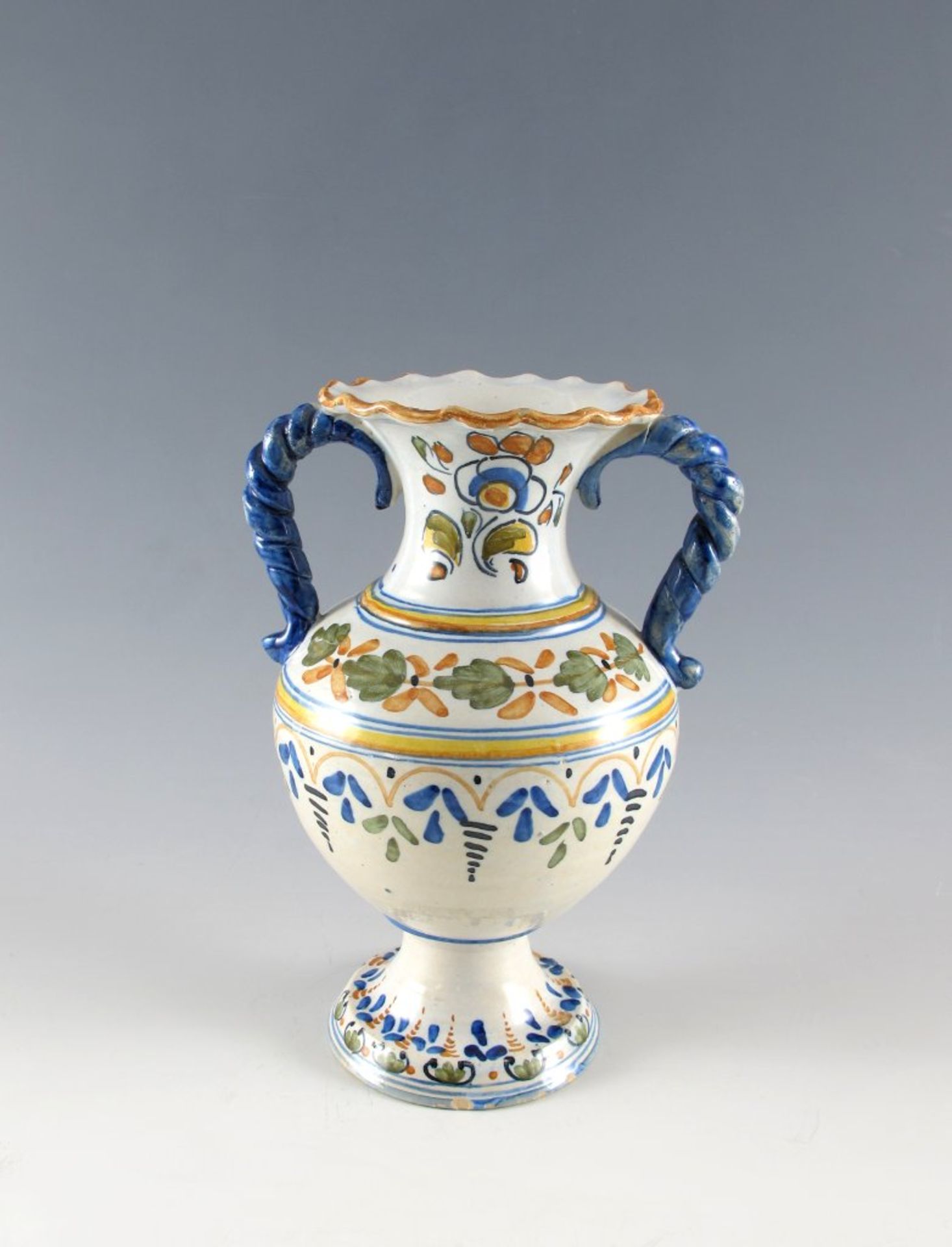 Balustervase mit zwei Henkeln. Polychrom bemalt. 19./20. Jh. H 25,5 cm