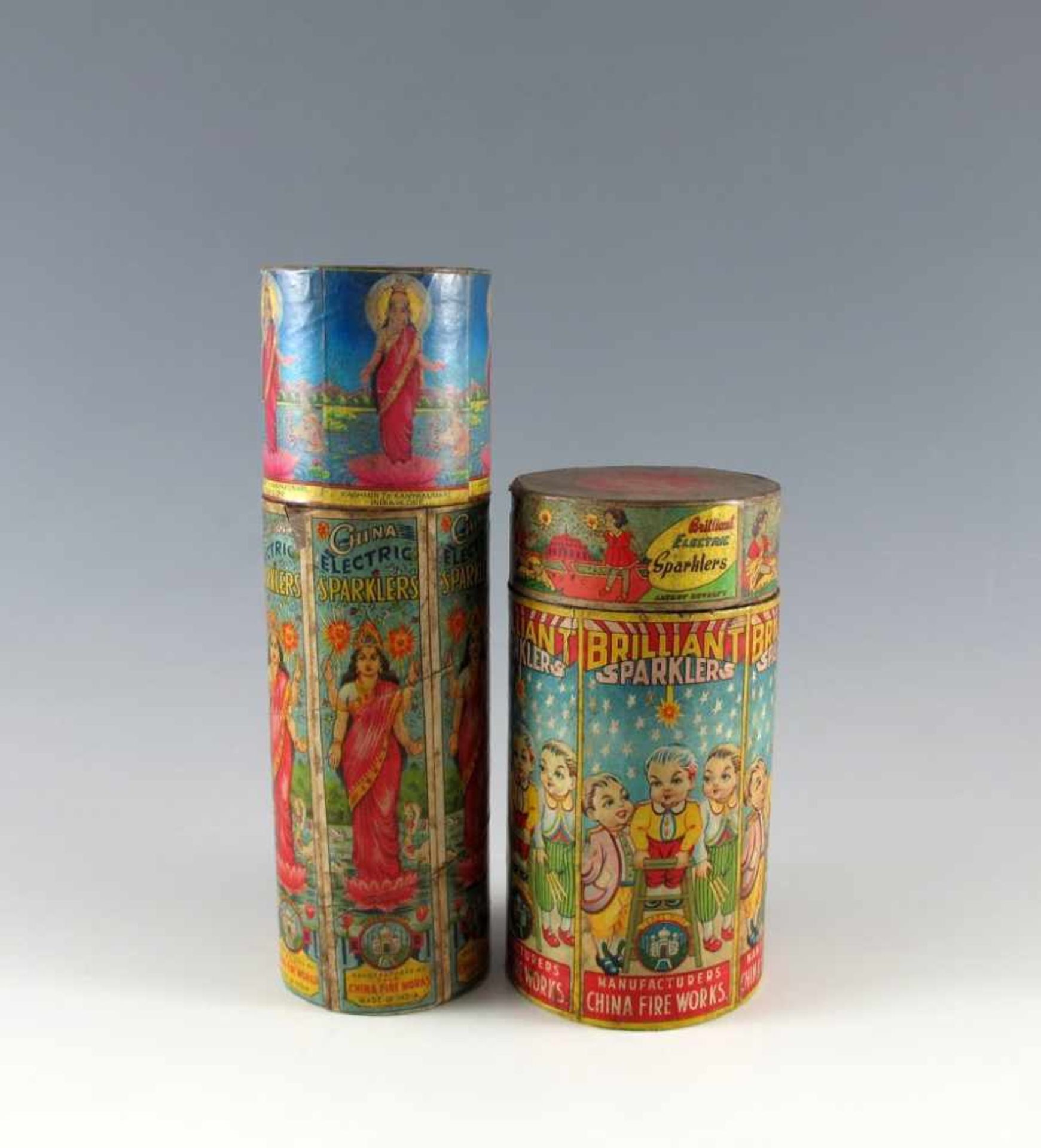 Zwei zylindrische Dosen, ehemals beinhaltend Feuerwerkskörper: "China Electric Sparklers" und "