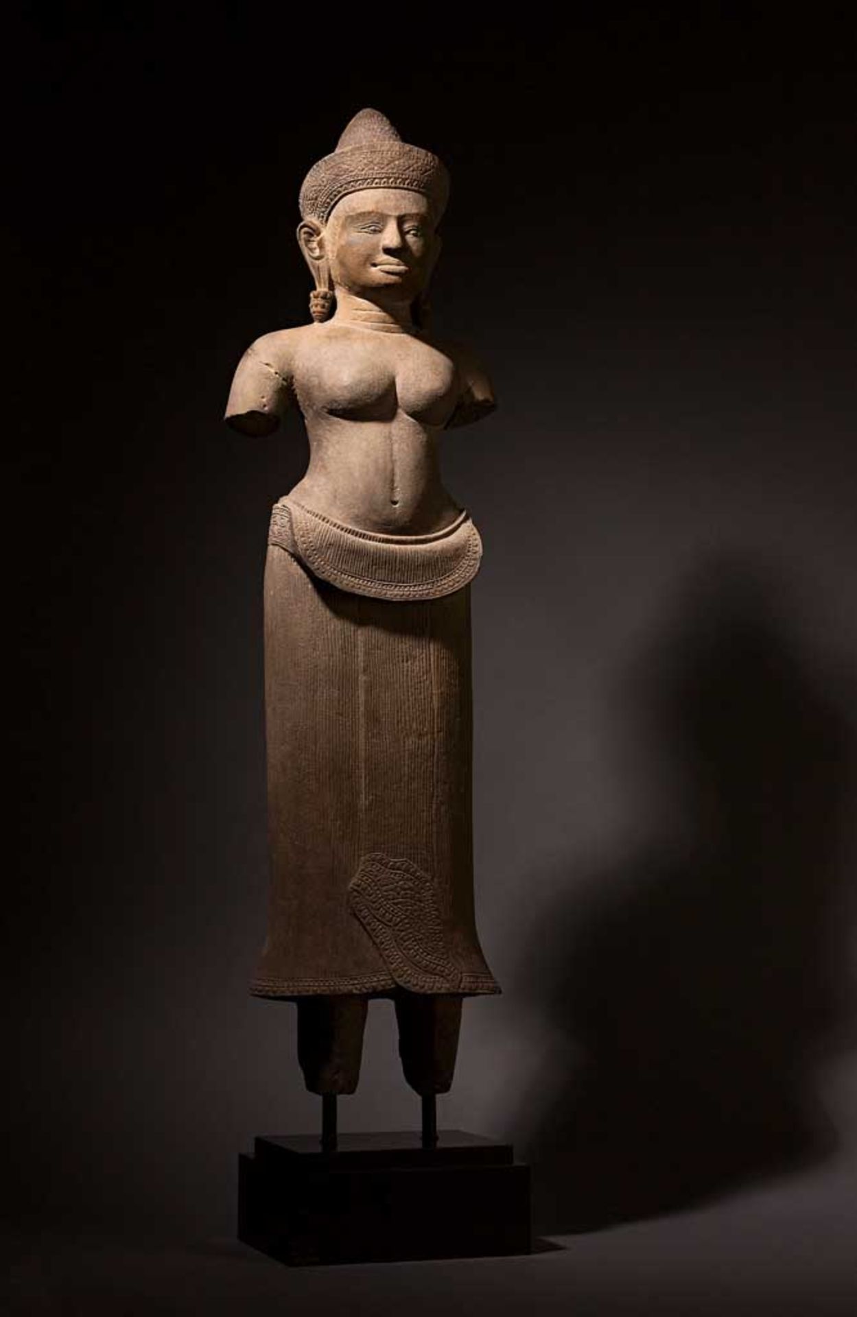 Laksmi. Frontal ausgerichtet stehende Figur einer jugendlichen Göttin. Langer Sarong mit Umschlag an