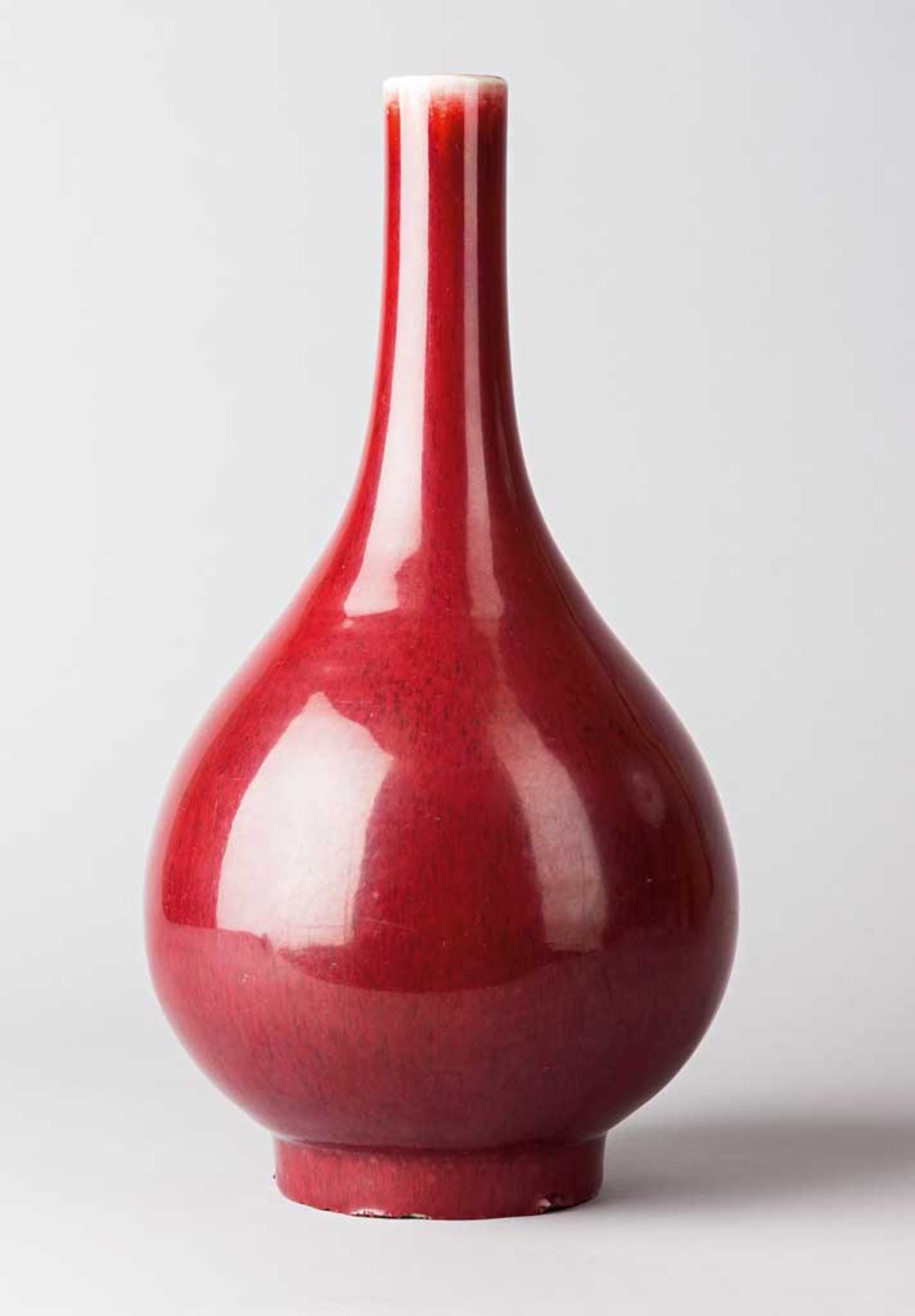 Kugelbauchvase. Ochsenblutglasur. China, 18./19. Jh. H 39 cm