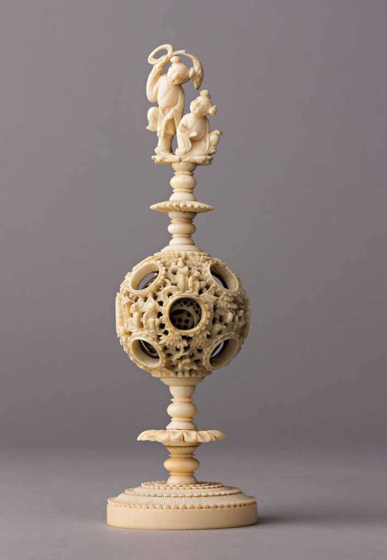 Elfenbein-Mirakelkugel mit figuralem Aufsatz: spielende Kinder. China, frühes 19. Jh. H 19 cm
