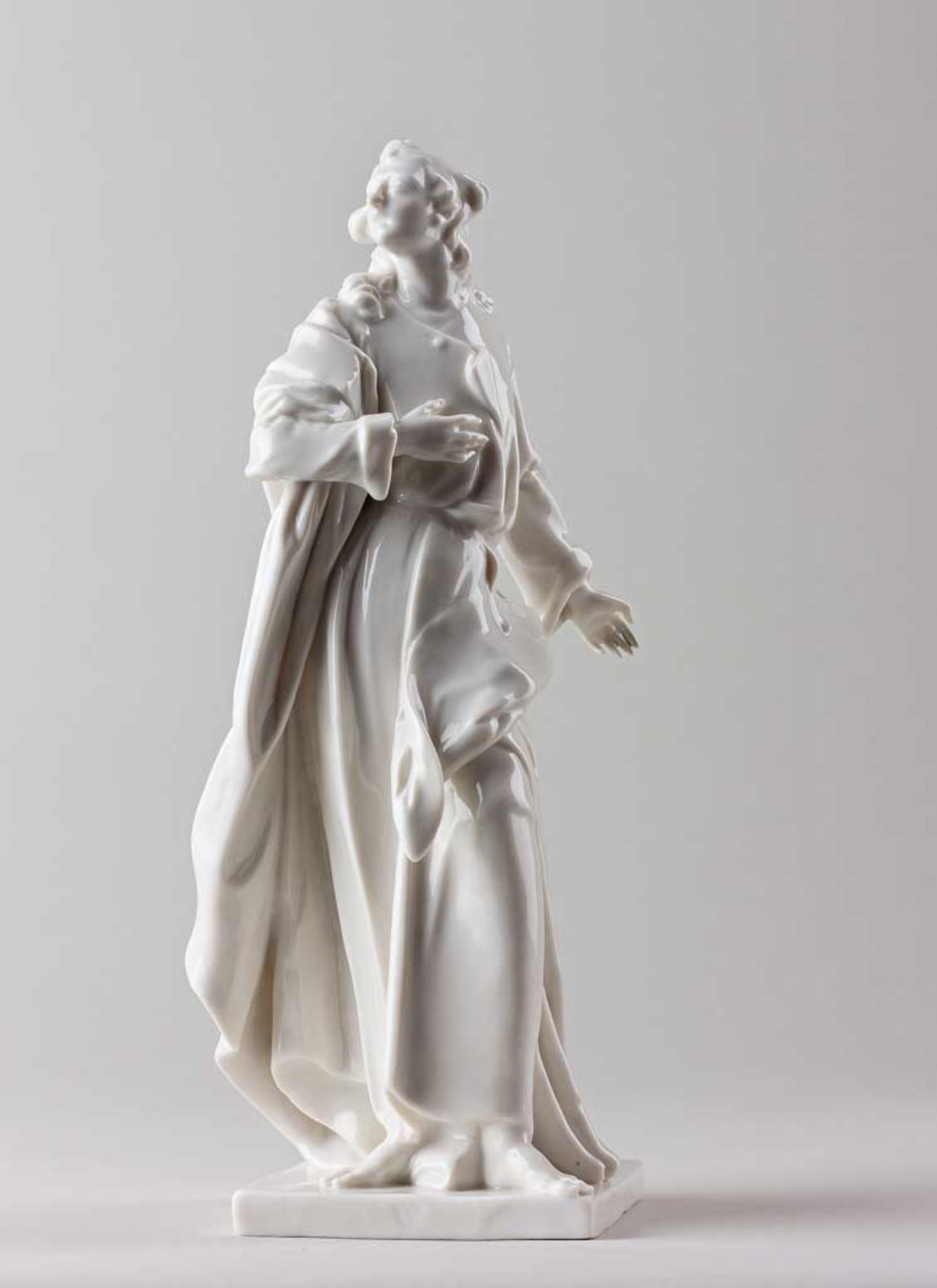 Johannes aus der Kreuzigungsgruppe. Auf quadratischem Sockel bewegte Figurine. Monochrom weiß