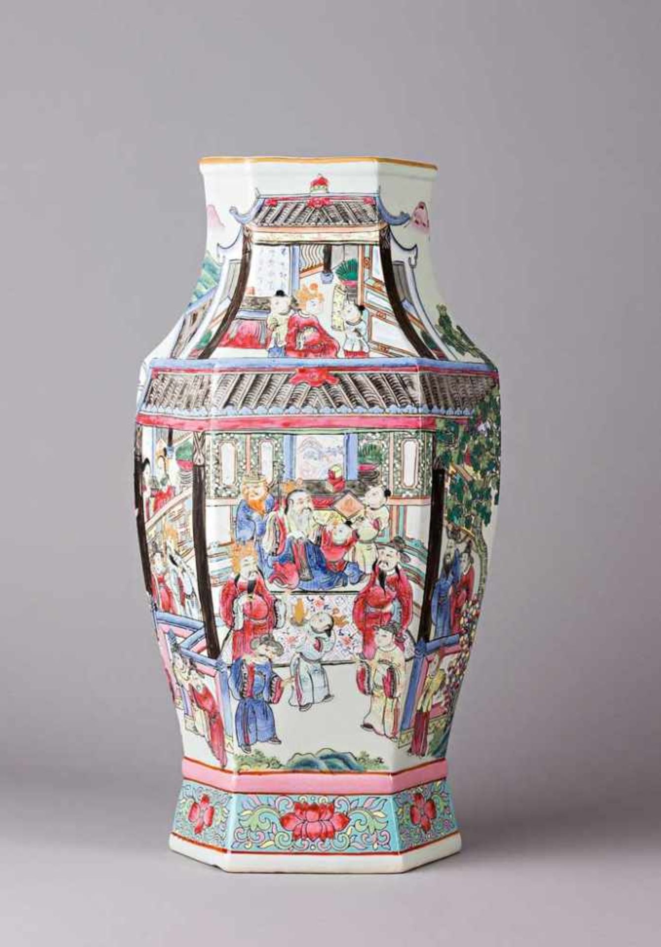 Hexagonale Bodenvase. Feine polychrome Emailbemalung mit großen figuralen Palastszenen. China,