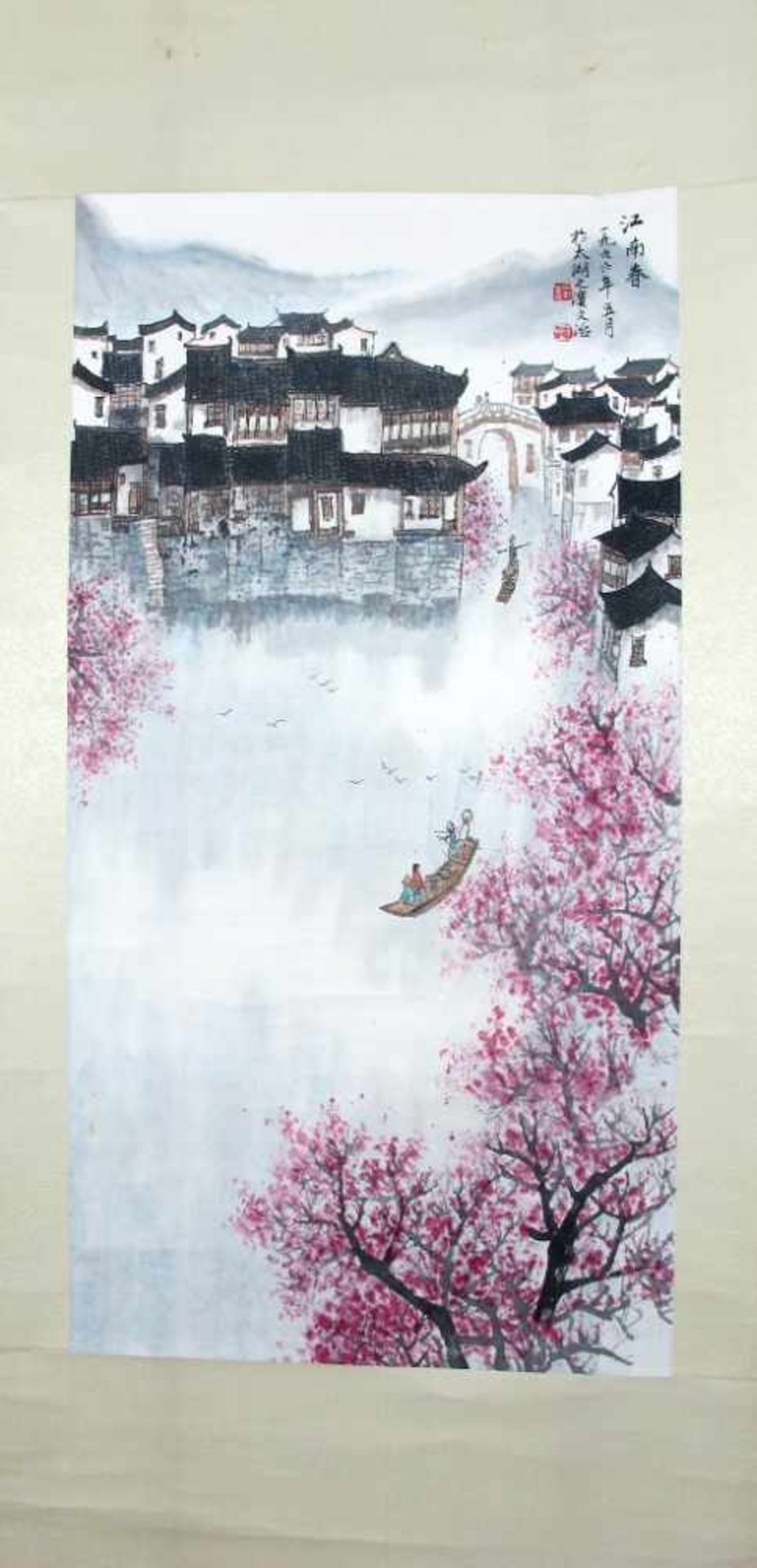 Rollbild. Sign. Song Wenzhi. Flusslandschaft mit Dorfansicht und Booten. Aquarell. 95 x 49,5 cm