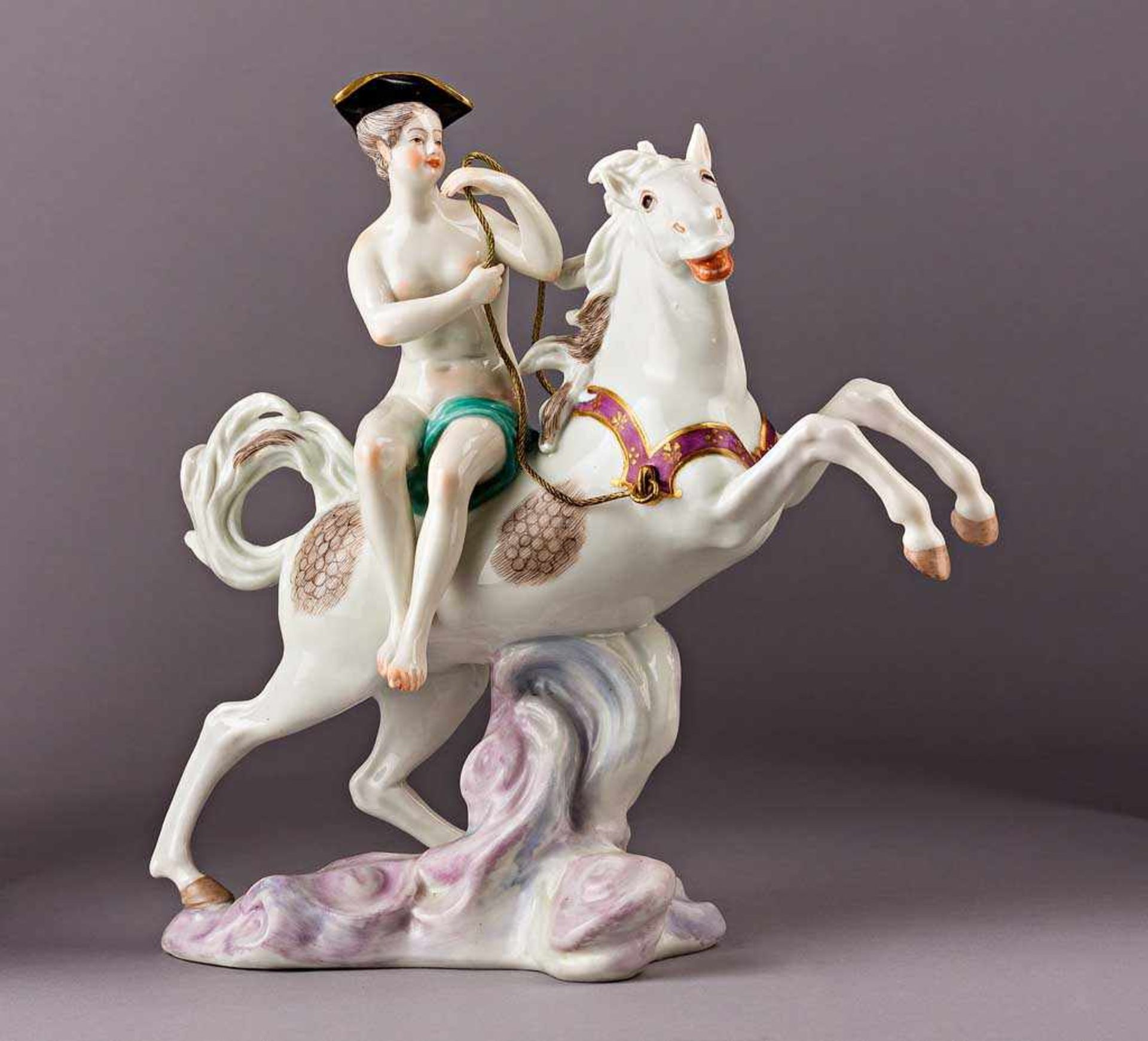 Amazone auf sich aufbäumendem Pferd über Wolkensockel. Polychrom staffierte Figurine. Kändler-Modell