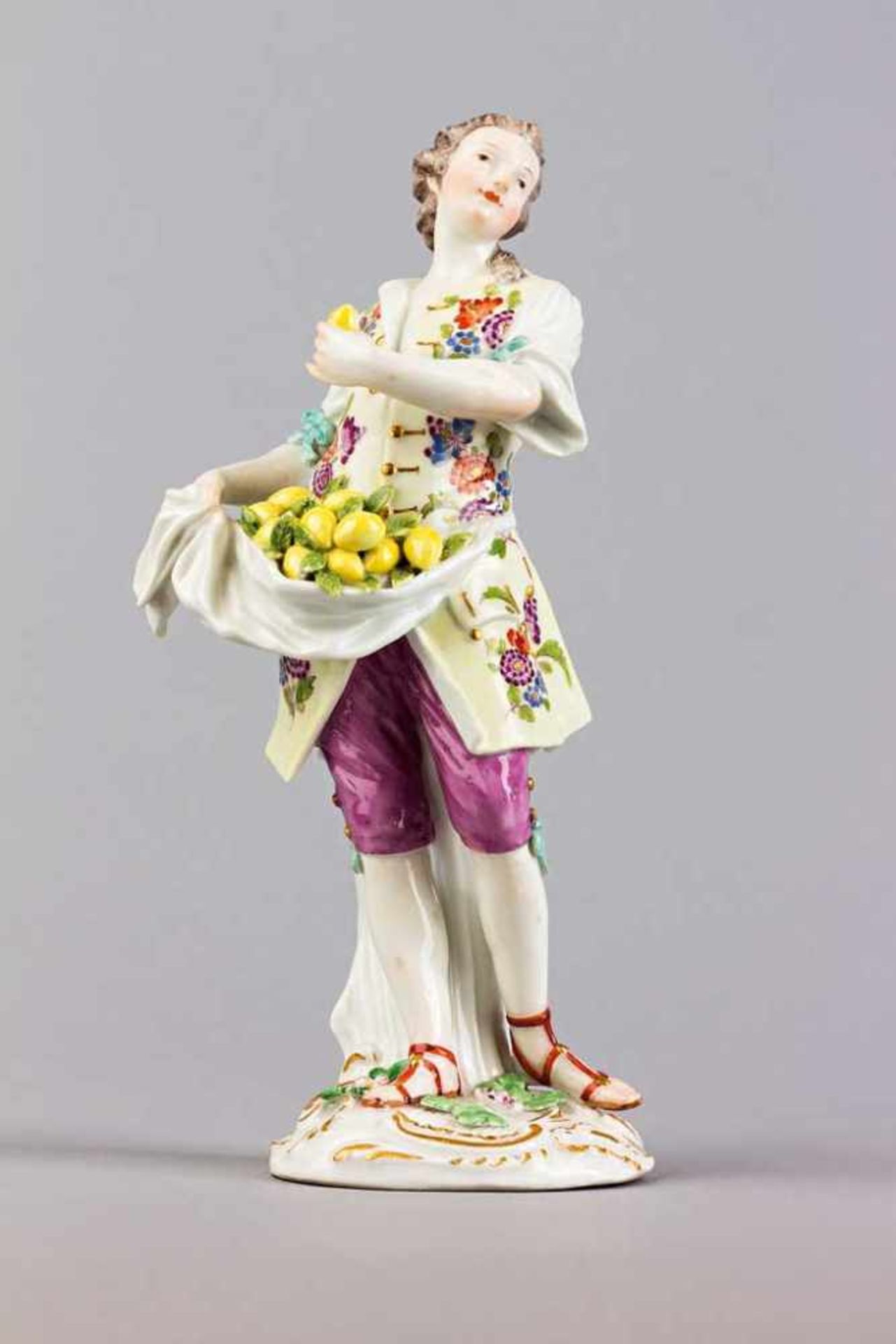 Zitronenhändler aus der Serie "Cris de Paris". Polychrom staffierte Figurine auf Rocaillensockel.