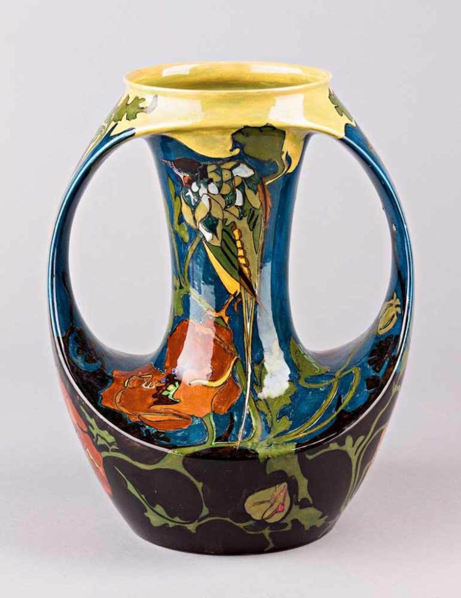 Rozenburg-Vase. Stilisierte Amphorenform. Polychrom staffierte Keramik mit Mohnblüten. Bodenmarke