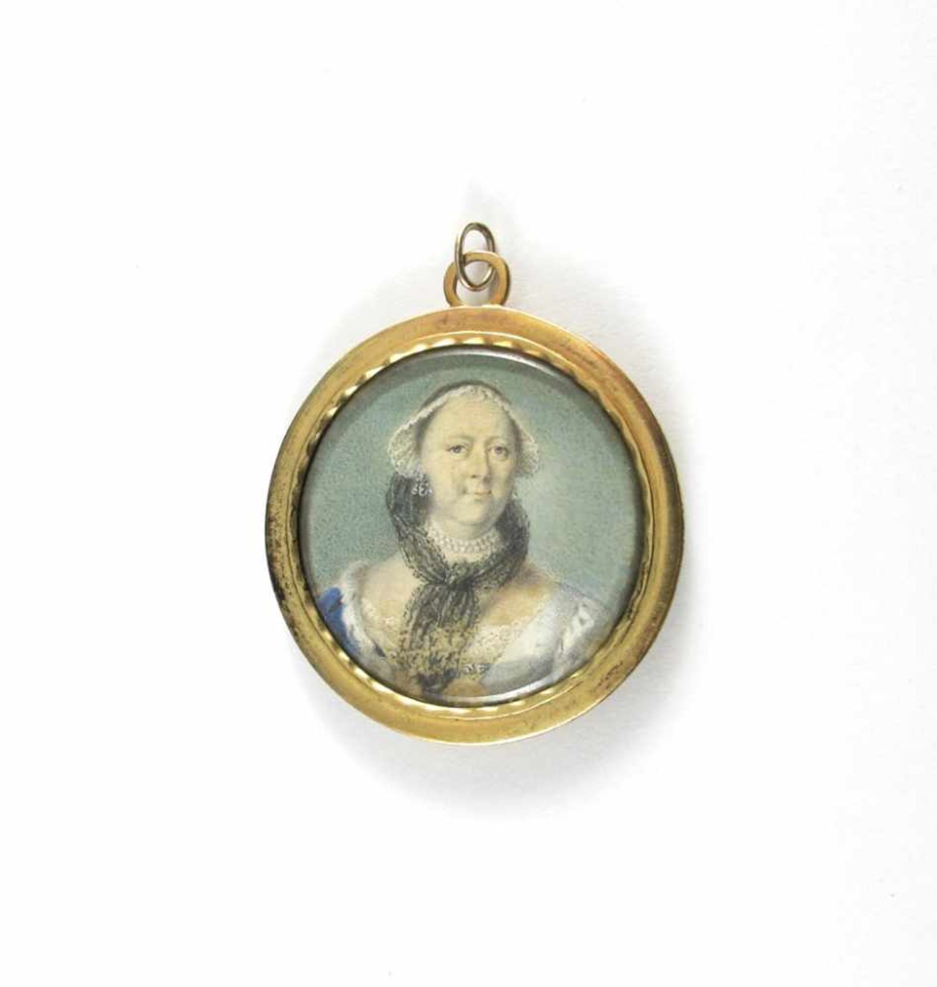 Damenportrait mit weißem Spitzenhäubchen, dunklem Spitzenschal und zweireihiger Perlenkette. Öl/Ktn.