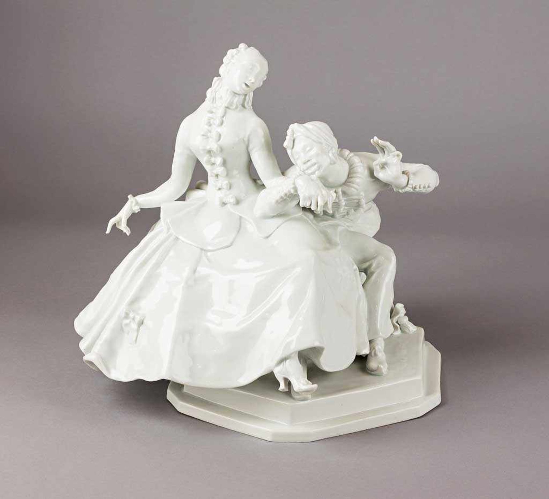 Dame mit Mohr. Monochrom weiß glasierte Figurine. Entwurf Paul Scheurich 1920. Blaue
