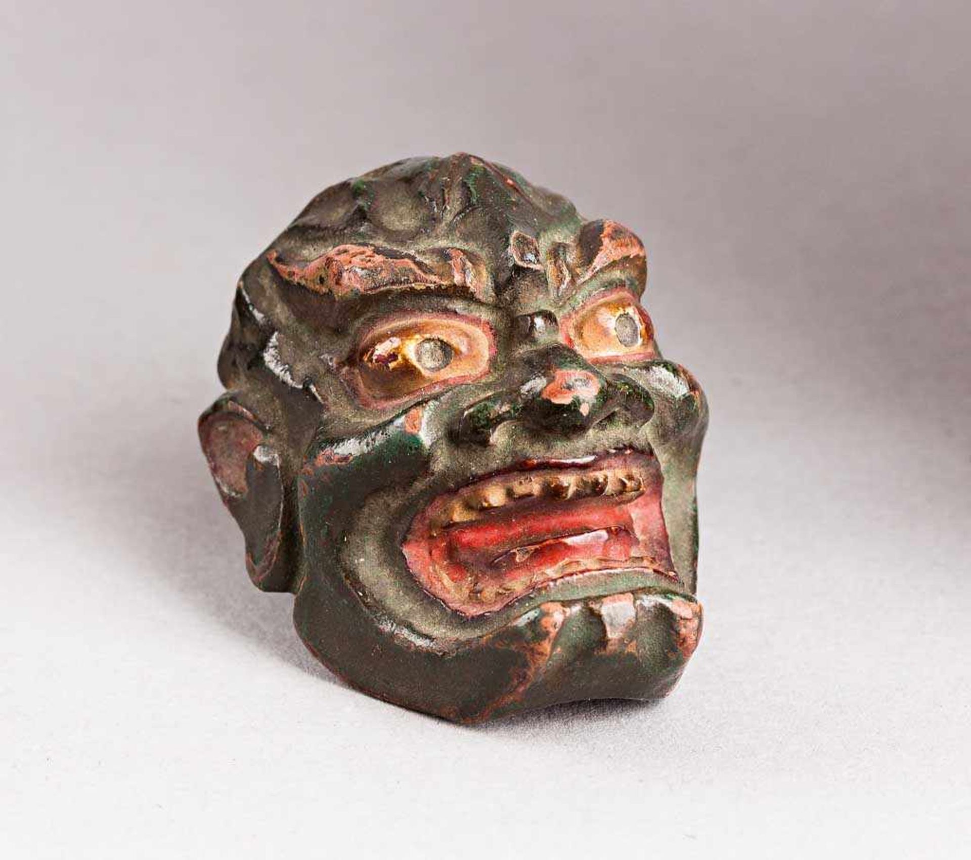 No-Maske als Netsuke. Feine polychrome Lackarbeit. Ungedeutete Zeichen. Japan, 19. Jh. H 4 cm