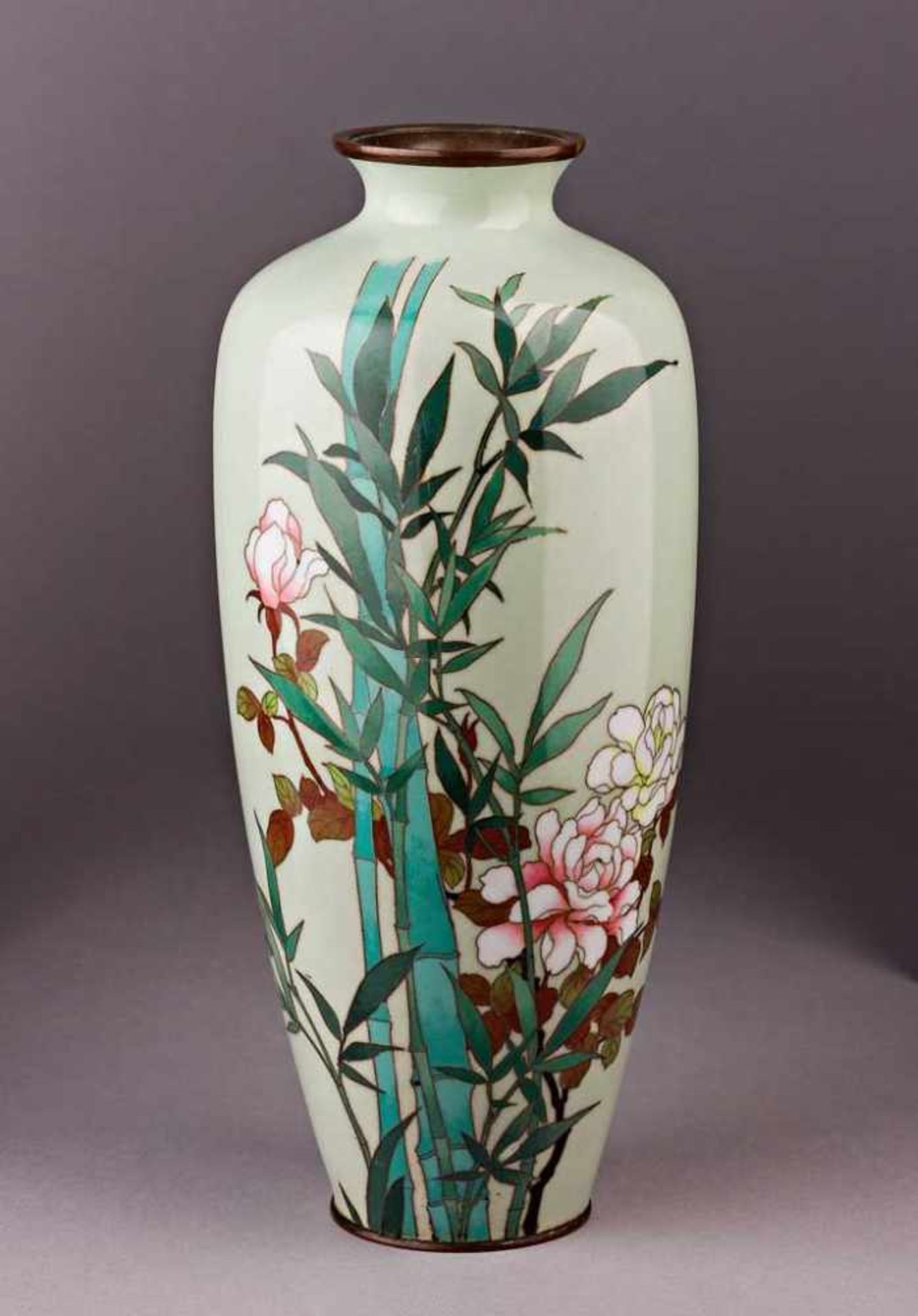 Cloisonné-Vase. Bunte Blüten mit Bambus auf hellgrünem Fond. Japan, Meiji-Zeit, 2. H. 19. Jh. H 24,5